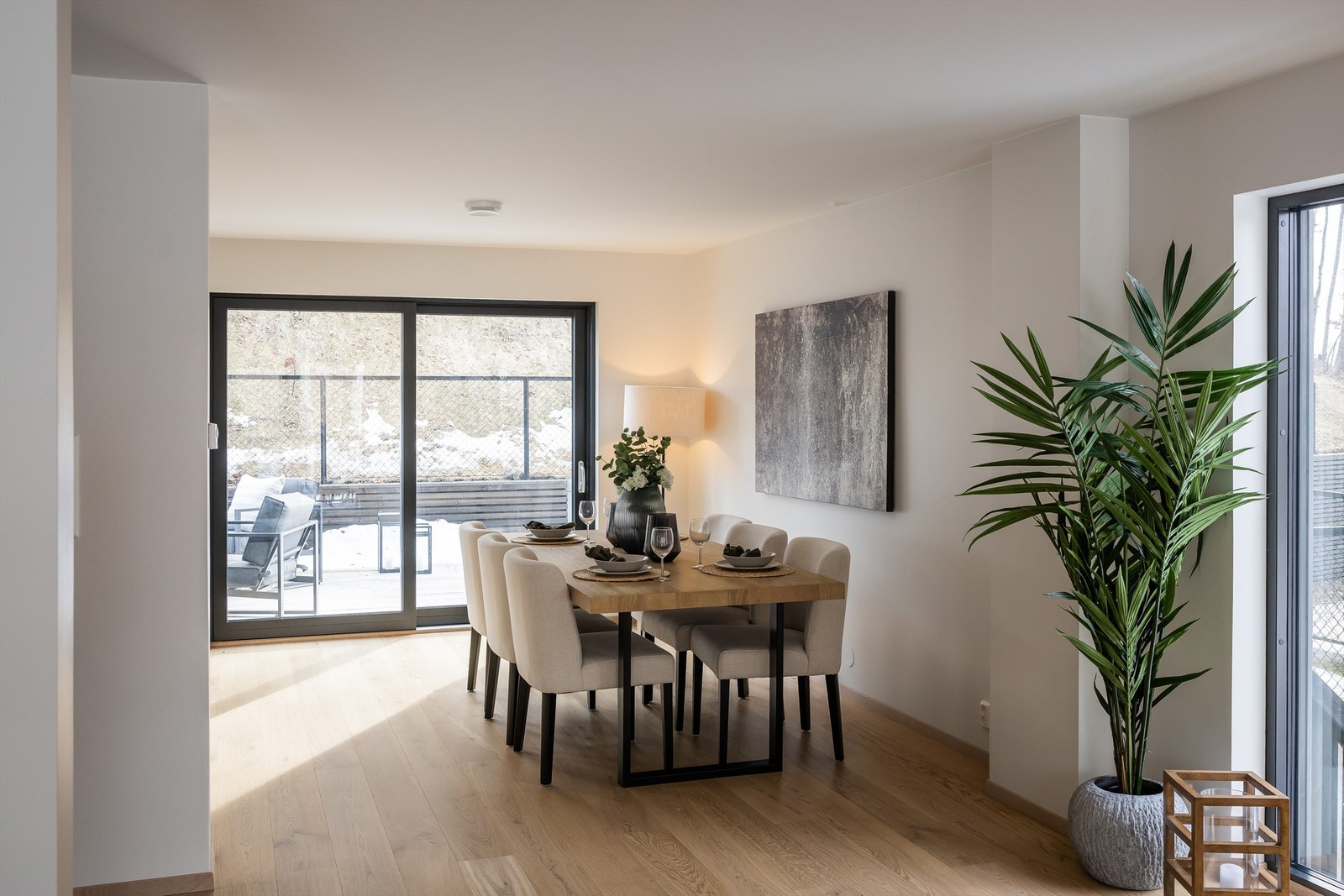 Stue og kjøkken er i en åpen og praktisk løsning. Galleribilde