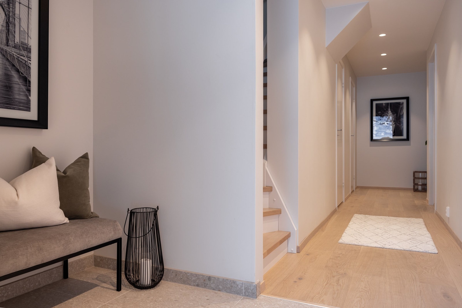 Praktisk entre i underetasjen med plass til garderobelønsing. Galleribilde