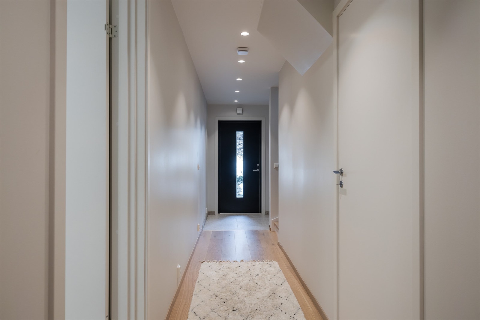 Entre inneholder WC, avsatt plass til garderobeskap og inngang til vaskerom. Galleribilde