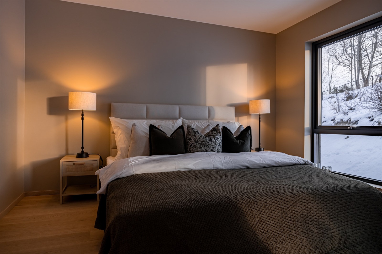 Hovedsoverom er av fin størrelse med plass til dobbeltseng, nattbord og garderobeløsning. Galleribilde