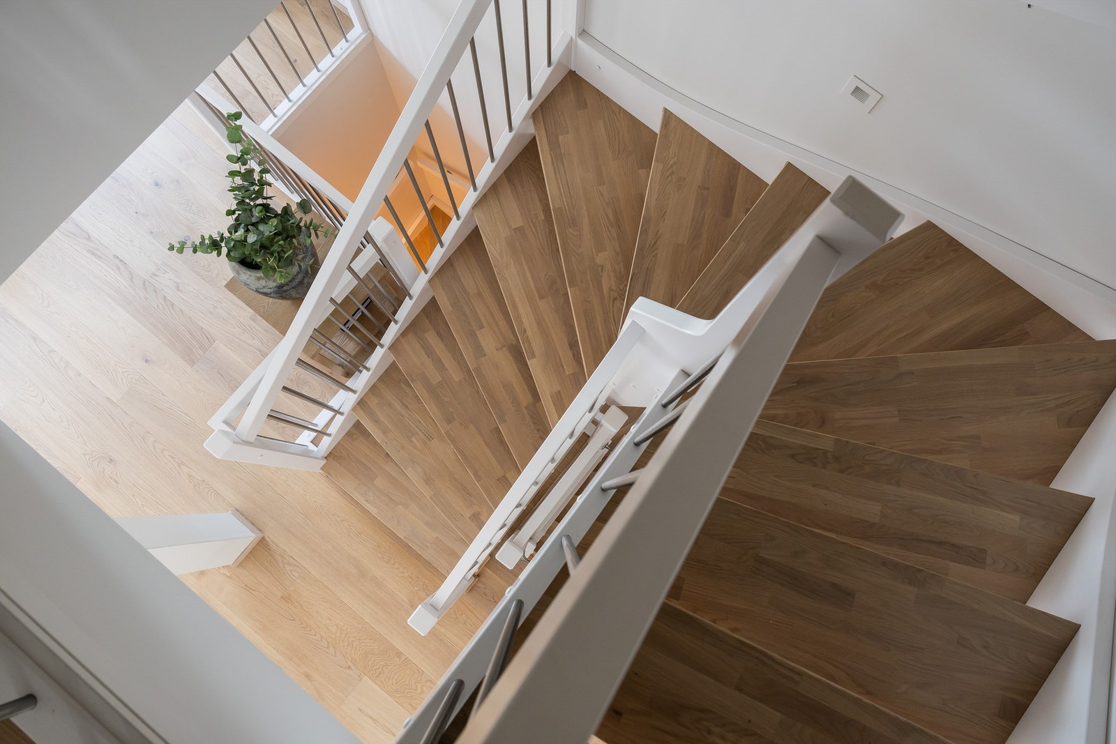 Rekkehuset går over 3 plan og det medfølger garasjeplass. Galleribilde