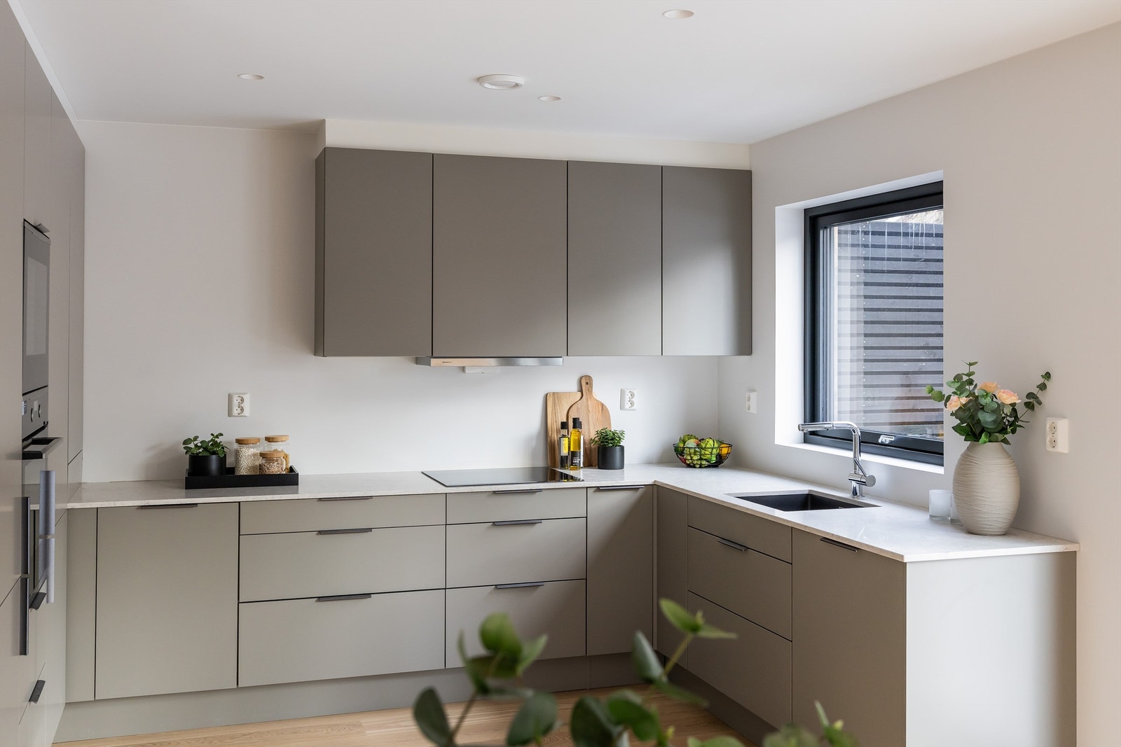 Kjøkkenet er levert av HTH. Her har du god plass til spisebord. Galleribilde