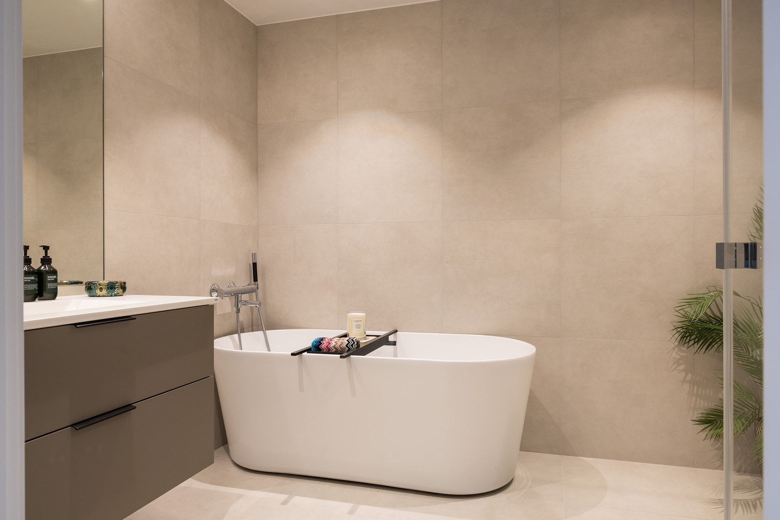 Det størse baderommet ligger i overetasjen og inneholder servant med skuffeseksjon, WC, badekar og dusjhjørne. Galleribilde