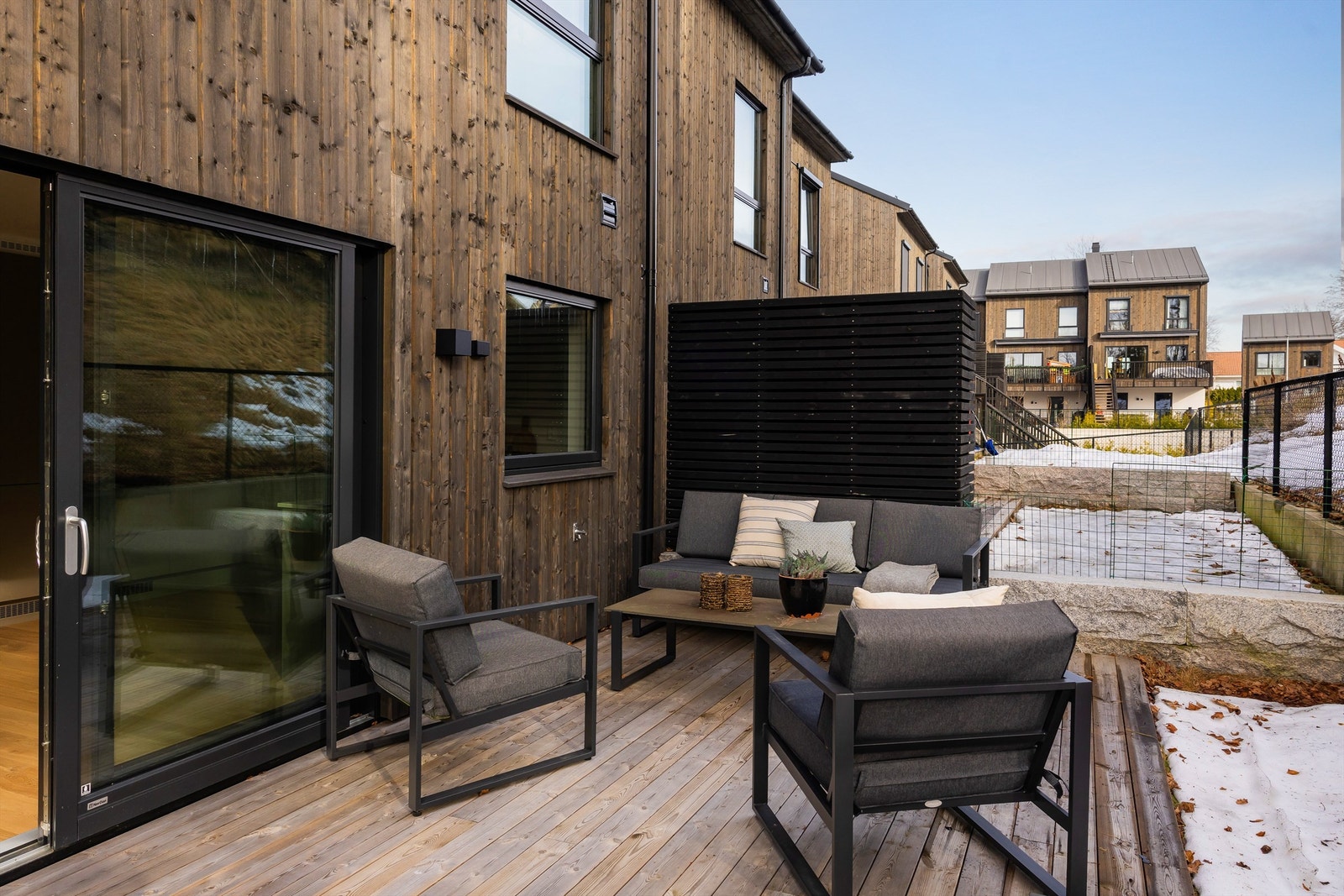 Terrasse med adkomst fra kjøkken i mellometasjen. Galleribilde