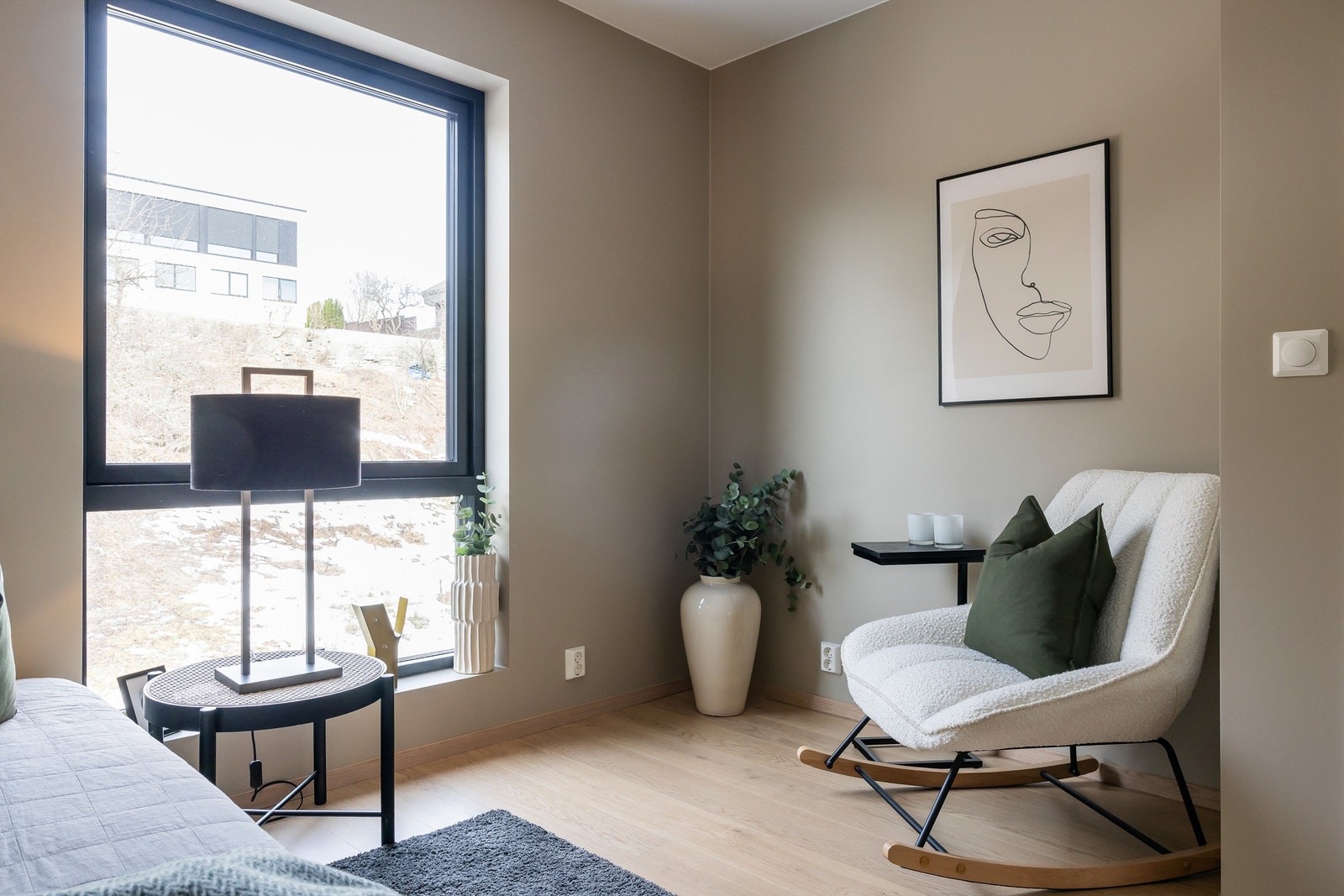 Soverom 2 passer ypperlig som barnerom og har plass til seng og garderobe. Galleribilde