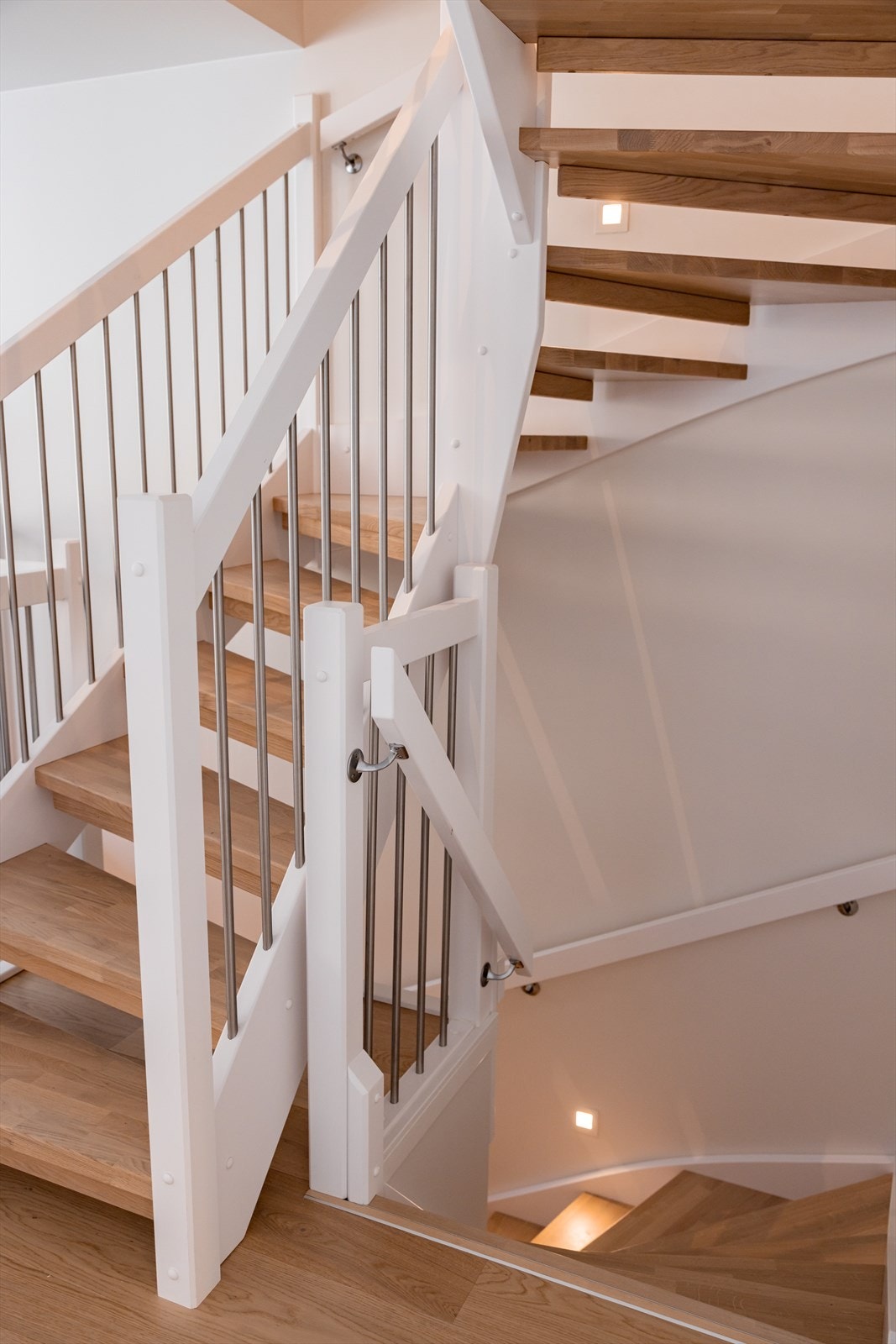 Trapperom fra underetasje hele veien opp til overetasjen. Galleribilde