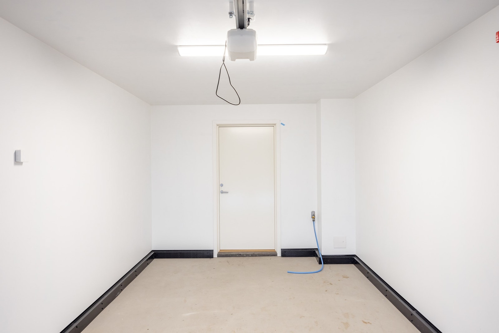 Praktisk garasje med plass til en bil. Herfra har man adkomst til vaskerom og gang. Galleribilde