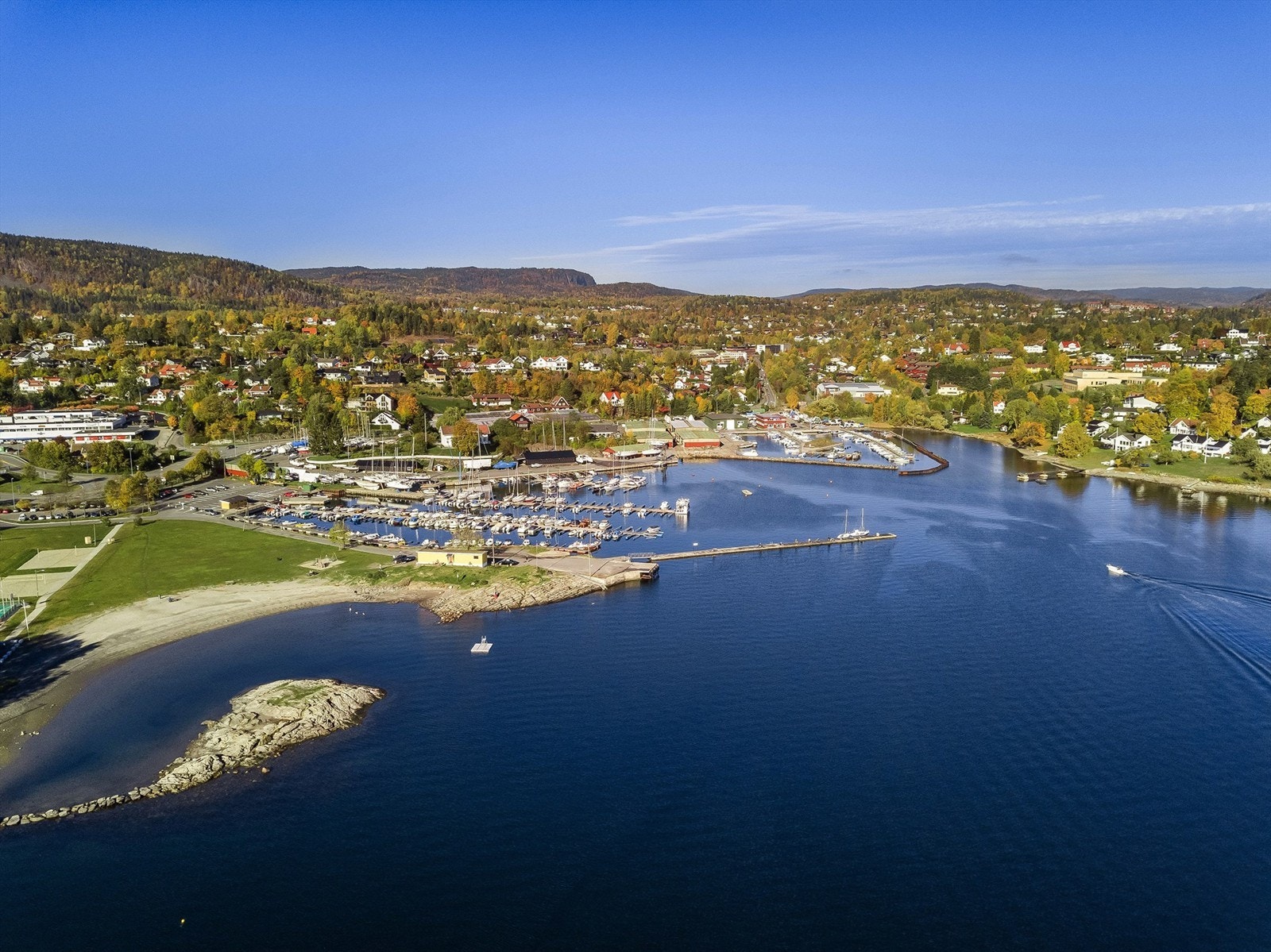 Holmen marina med småbåthavn, tilknyttet Holmenskjæret badestrand. Galleribilde