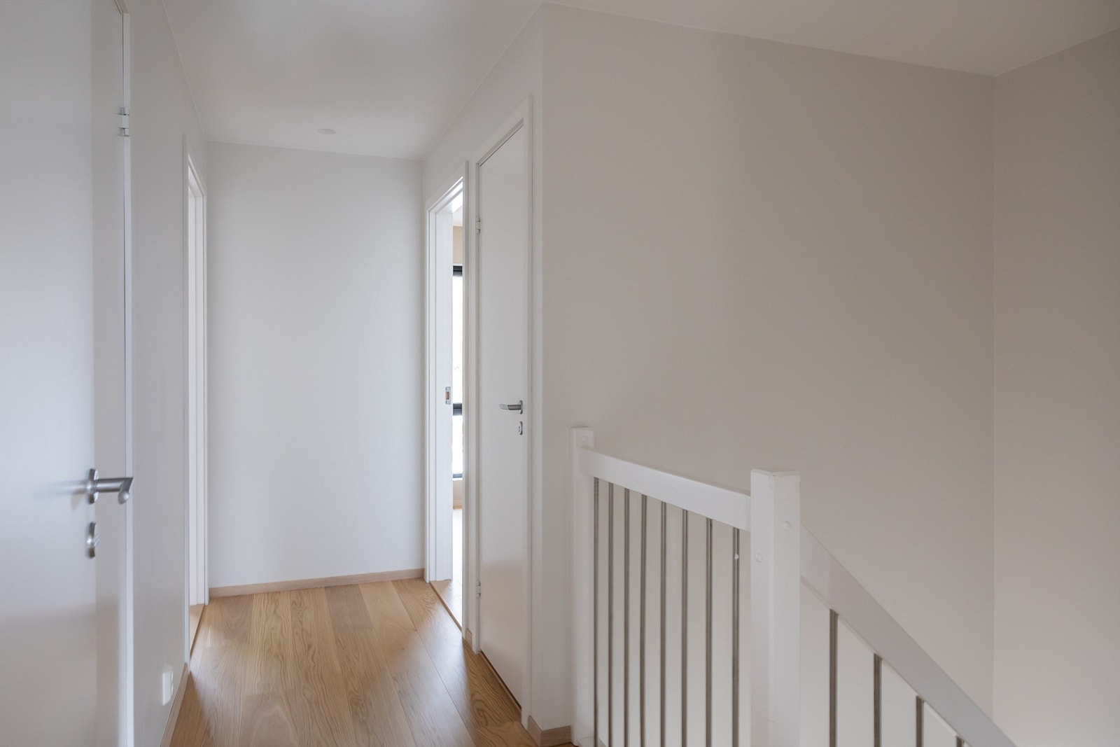 Overetasjen har tre soverom og to baderom. I mellomgangens himling finner man nedtrekkbar trapp opp til loft. Galleribilde