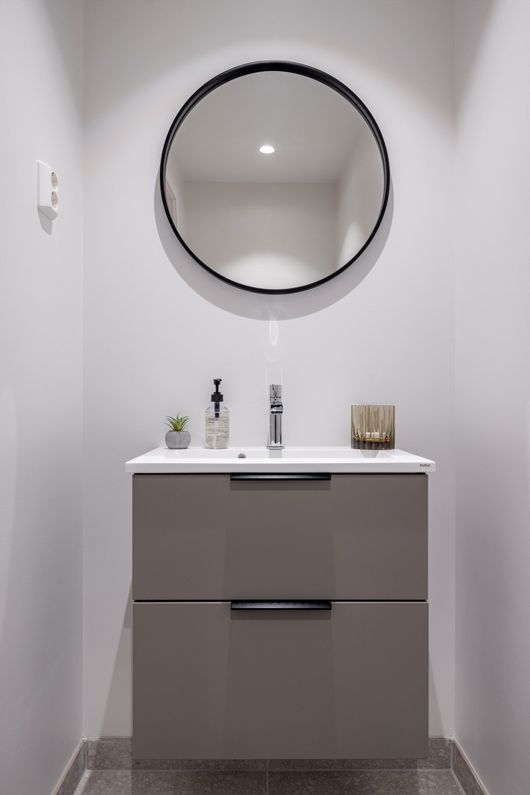 TIlnyttet entre/gang ligger det et WC med vegghengt toalett og servant med skuffeseksjon. Galleribilde