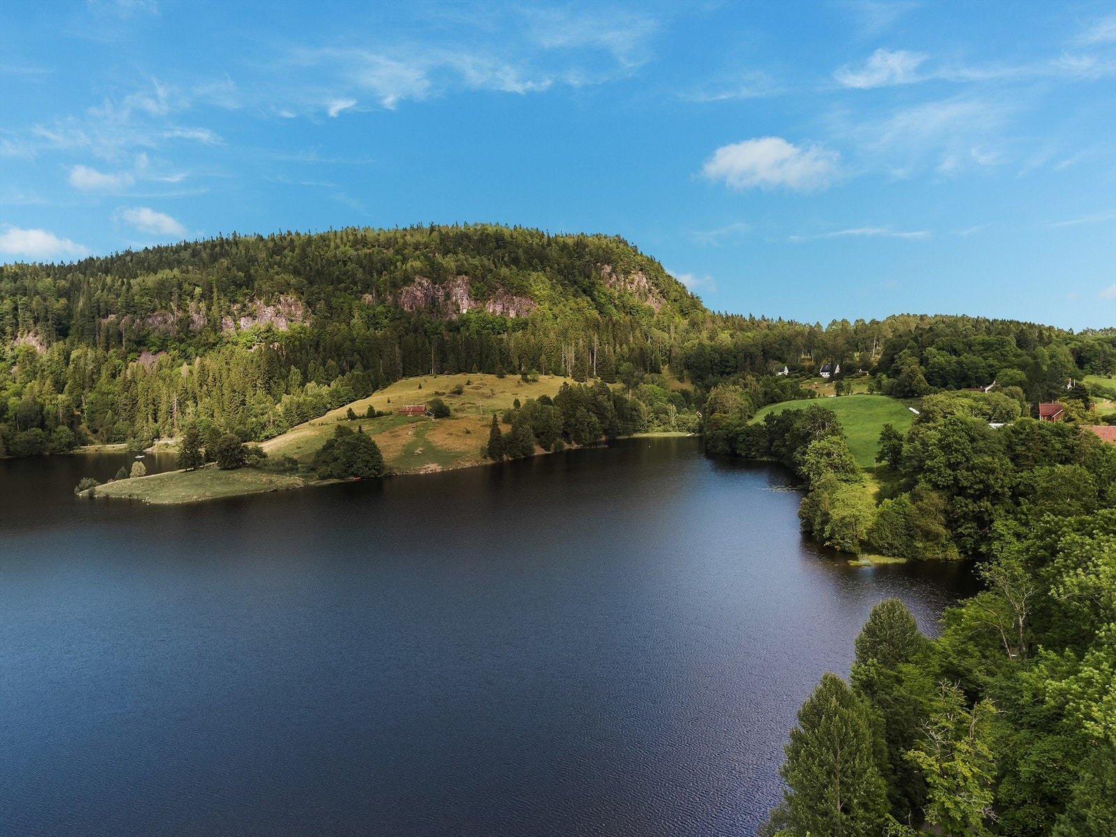 Semsvannet byr på flotte turmuligheter både sommer og vinter. Galleribilde