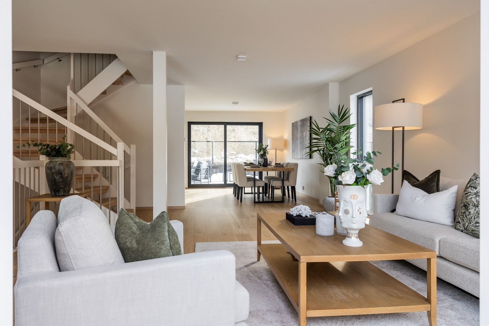 Fra stuen har man adkomst til både balkong og marketarrasse. Galleribilde