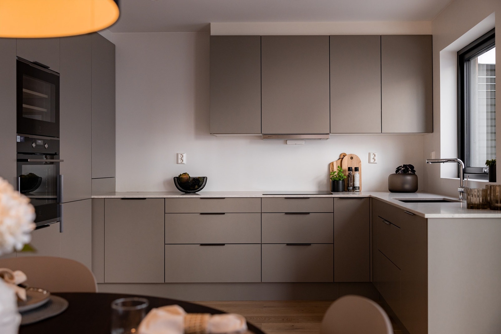 Kjøkkenet har fine soner og fint med benkeplass. Galleribilde