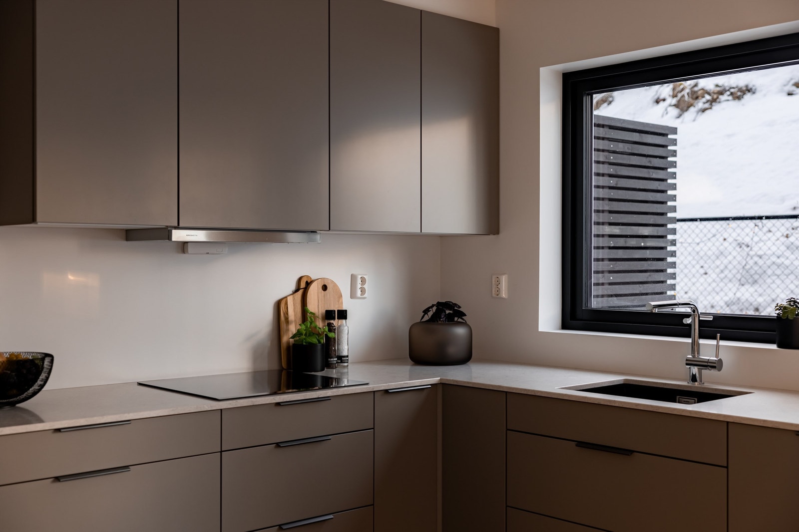 Overskap er montert helt opp til nedsenkt himling noe som er praktisk mtp. støv. Galleribilde