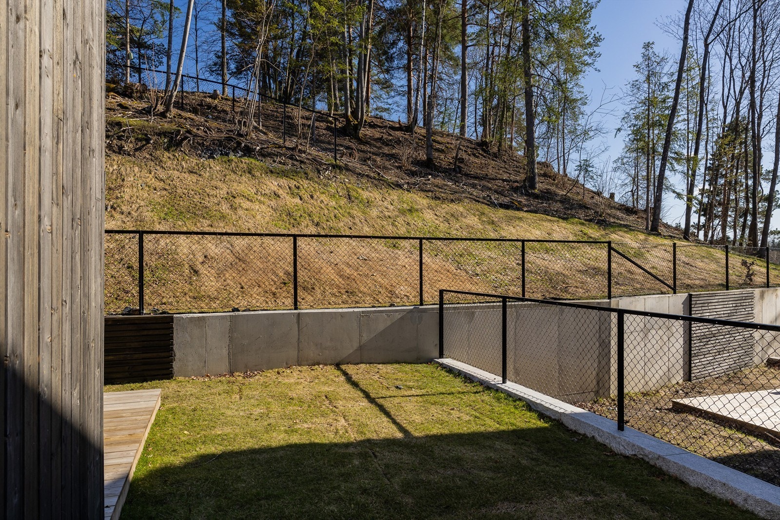 Markterrasse med hageflekk og trapp ned til biloppstillingsplass. Galleribilde