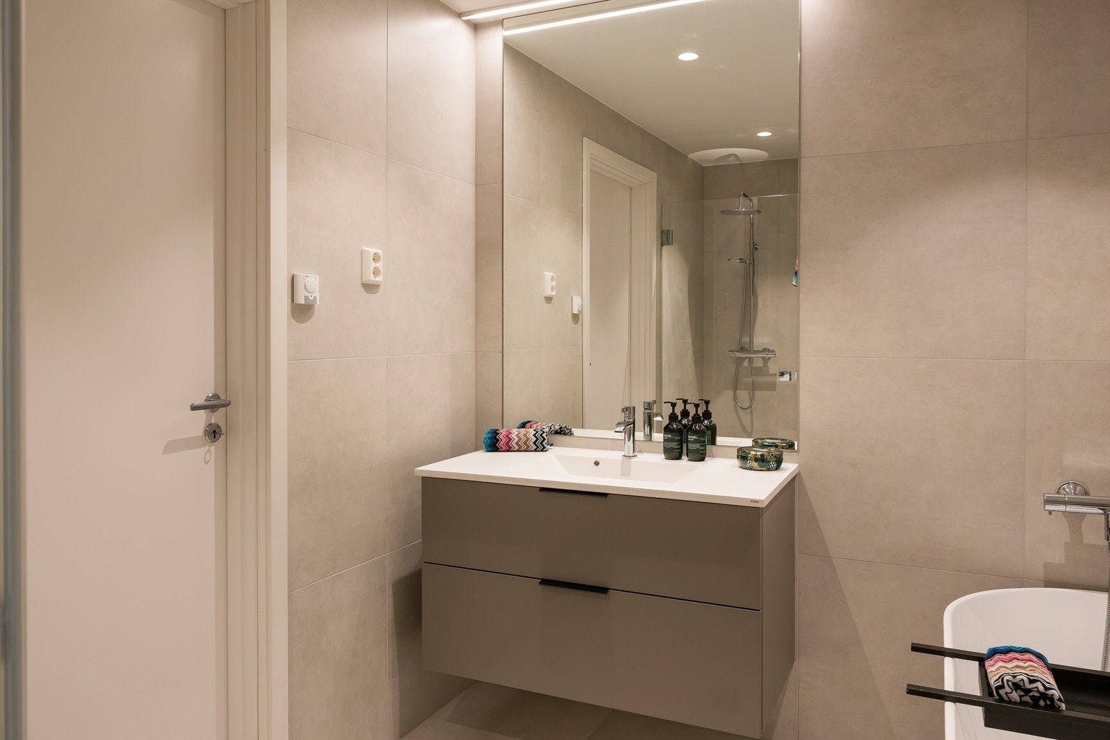 Boderom på soverom er fullt møblert med servant m. skuffeseksjon, WC og dusj. Galleribilde