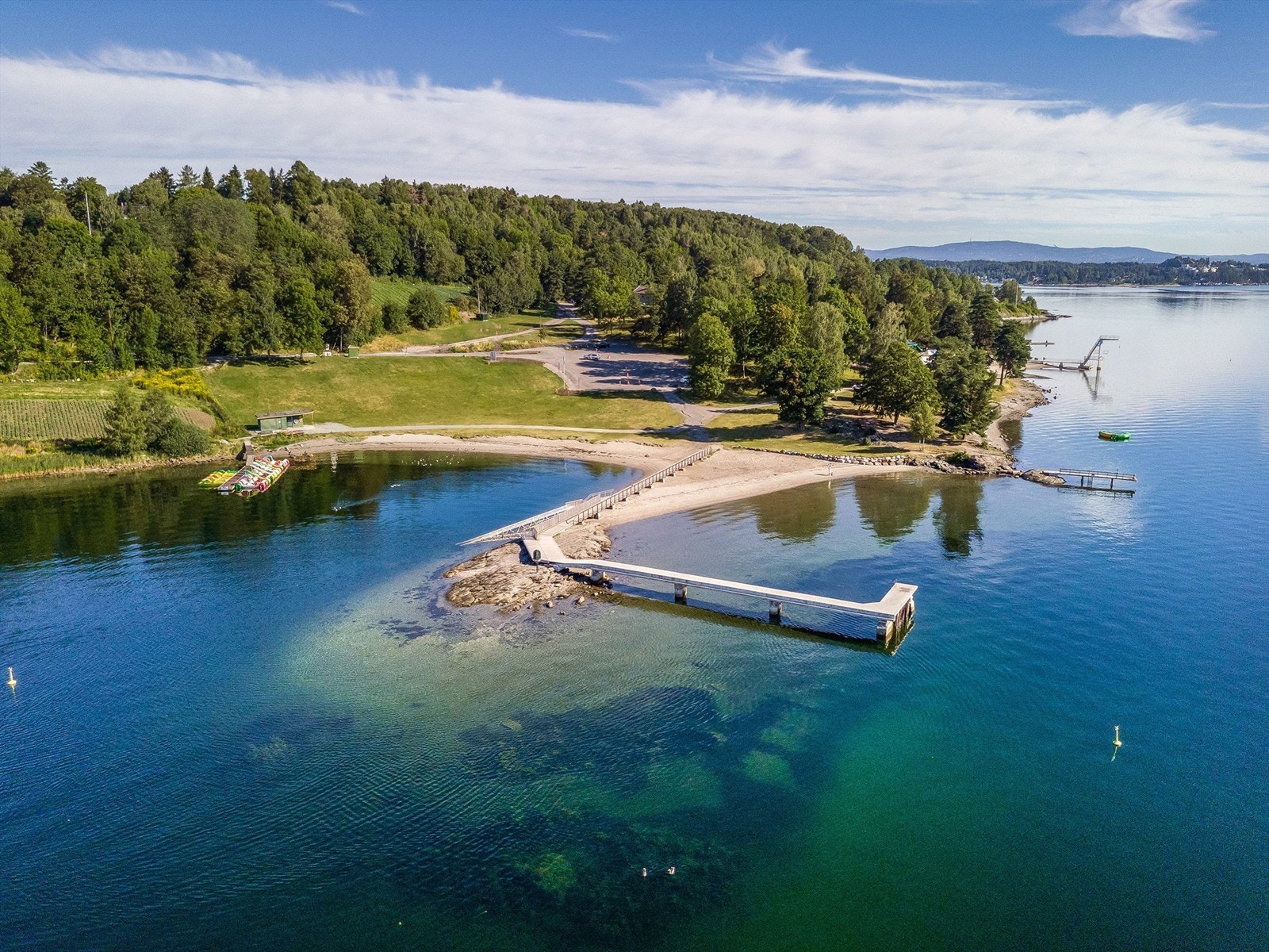 Hvalstrand ligger en kort kjøre- eller sykkeltur unna, og er et meget populært friluftsområde, særlig for badegjester sommerhalvåret. Galleribilde