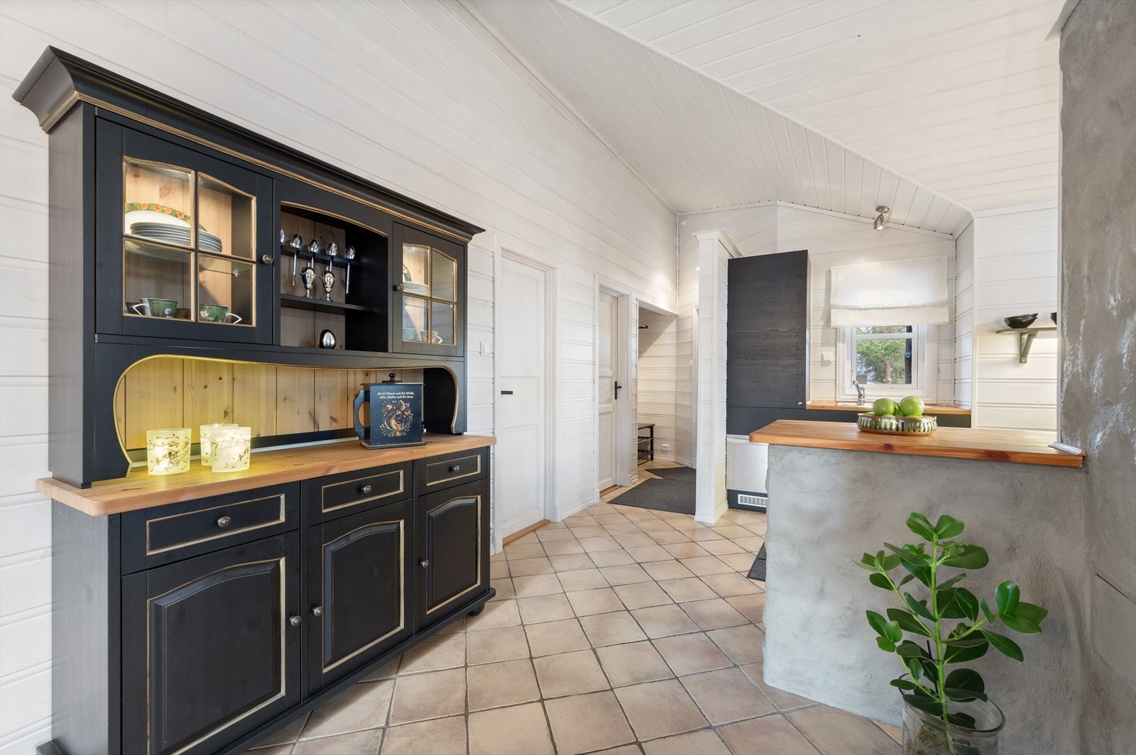 Utsyn fra stuen inn mot kjøkkenet, og videre ut mot vindfanget. Galleribilde