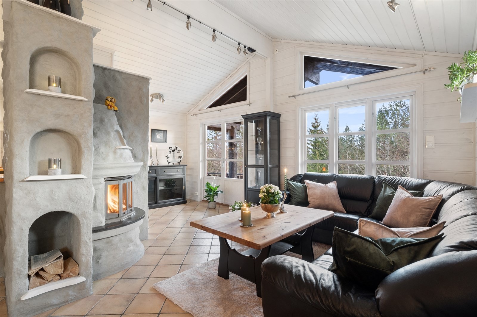 God takhøyde i stue med peis og tilgang til stor terrasse Galleribilde