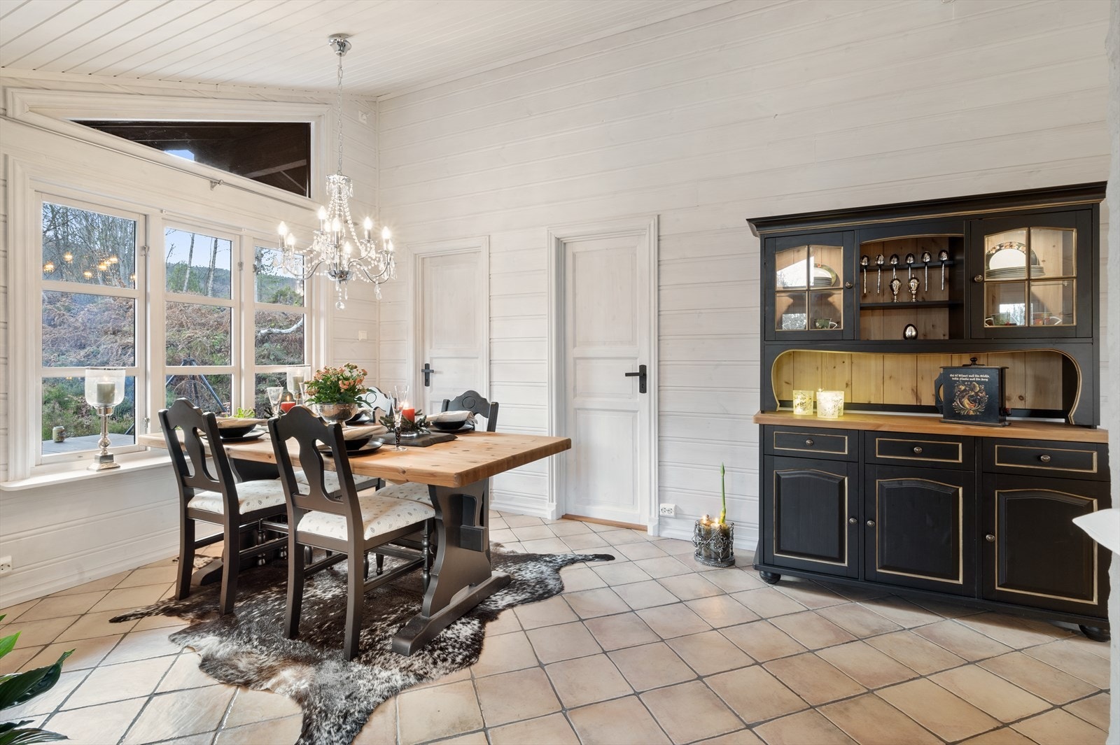 God plass til spisestuemøblement i stue/spisestue Galleribilde