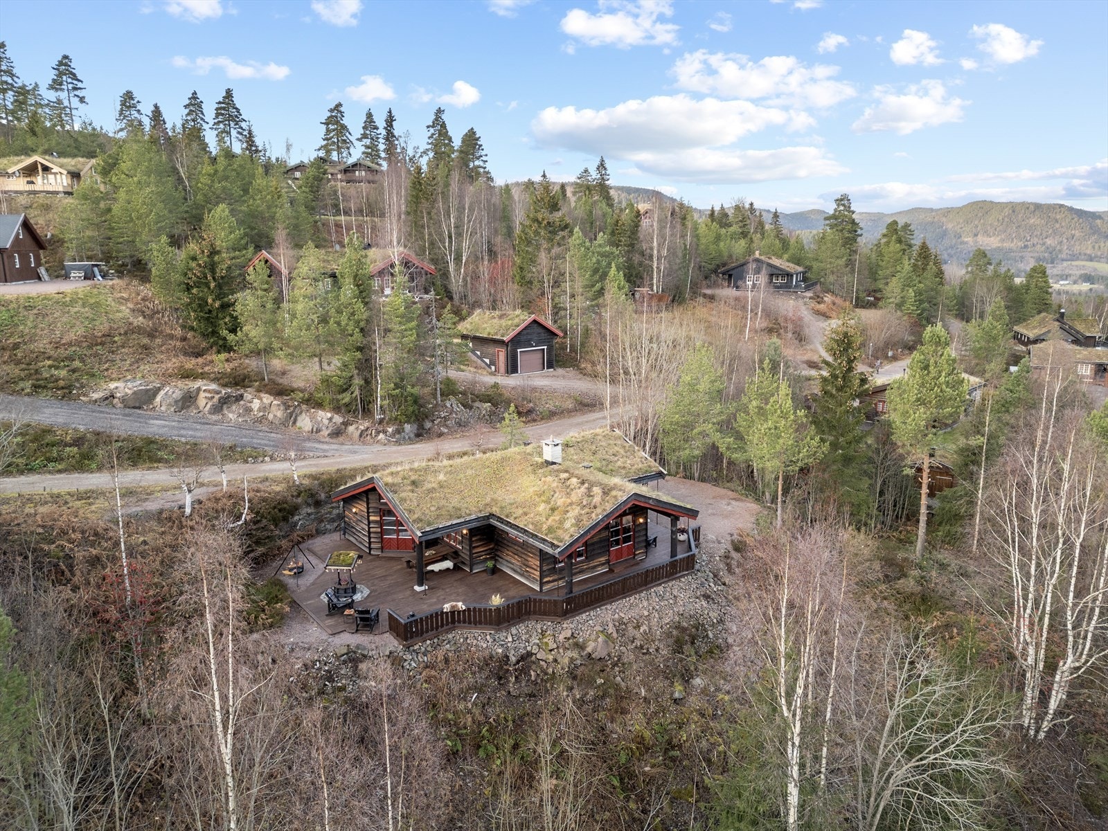 Velkommen til Alpinveien 426! Ekstra takhøyde i stue/kjøkken gir en god romfølelse. Galleribilde