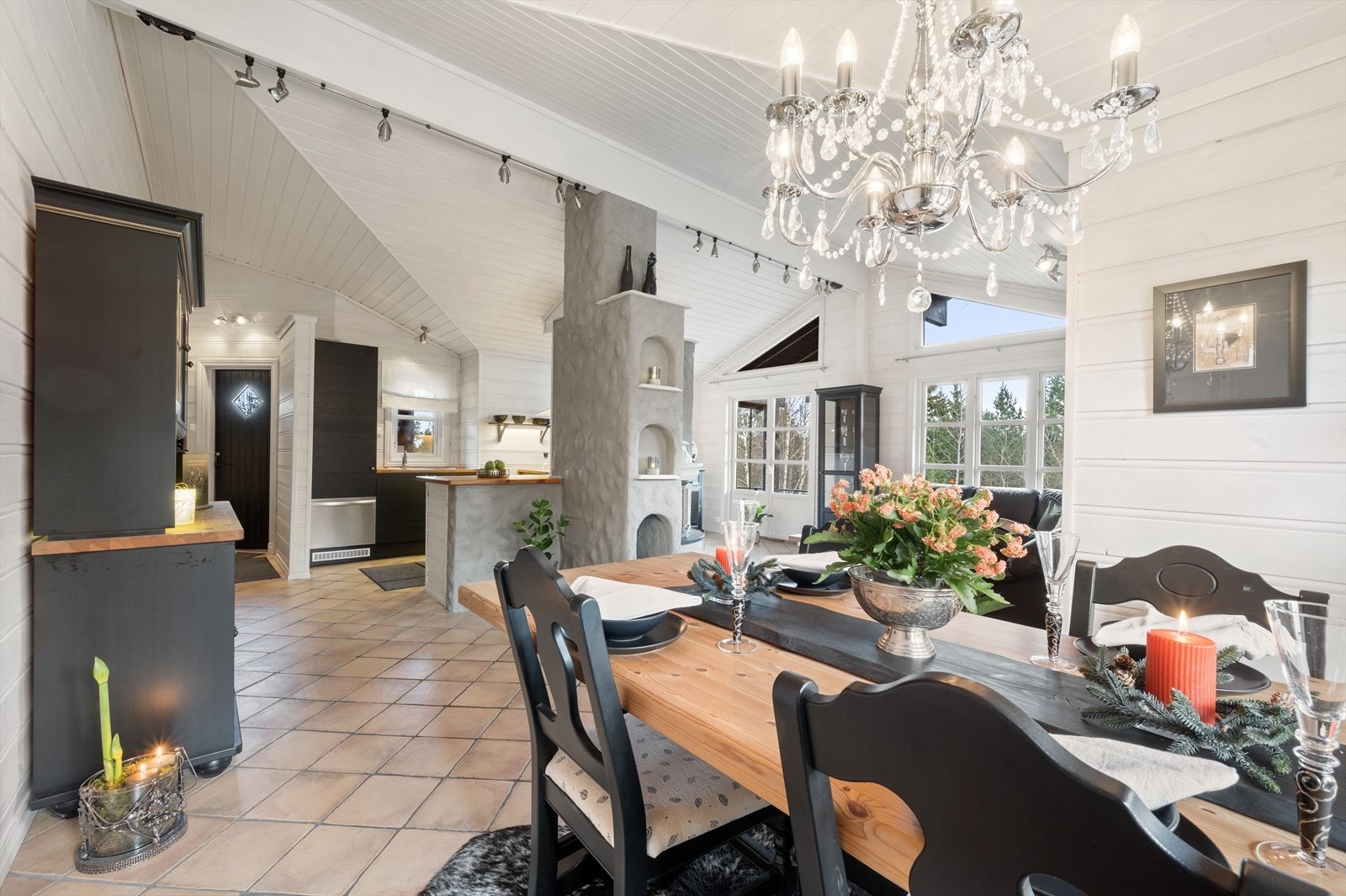 Fra spisestue mot kjøkkenet og stue med peis og tilgang til terrasse Galleribilde