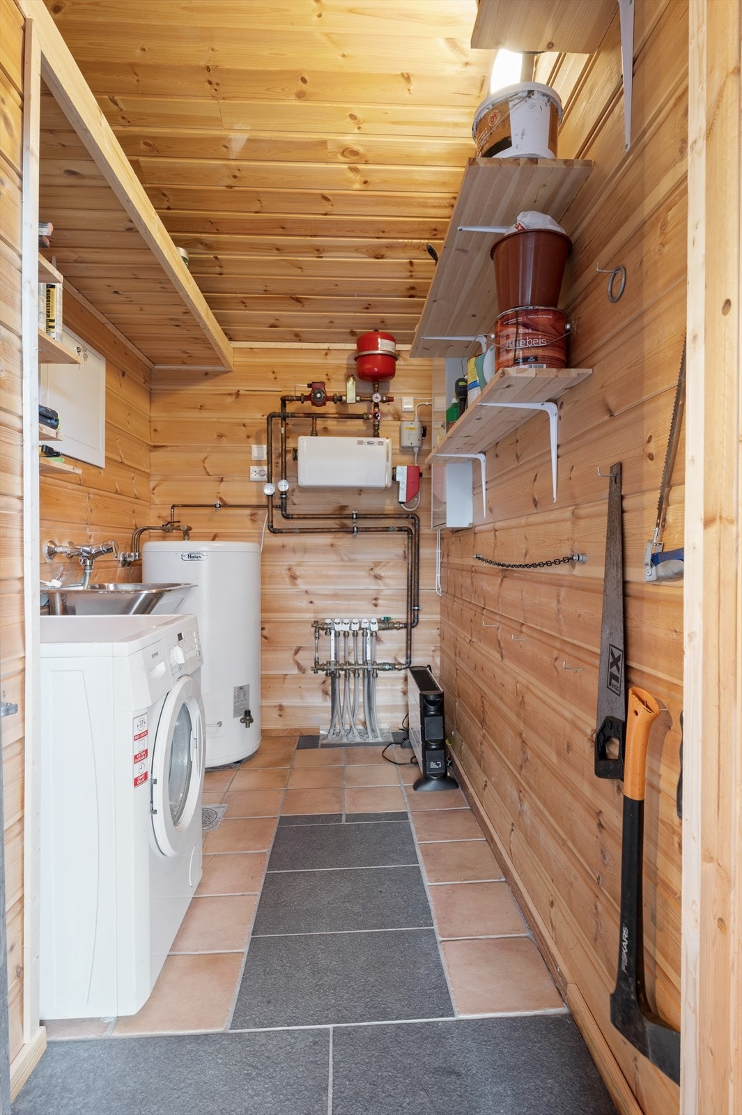 Bod med utvendig adkomst. Opplegg for vaskemaskin. Varmtvannsbereder, og anlegg for vannbåren varme. Galleribilde