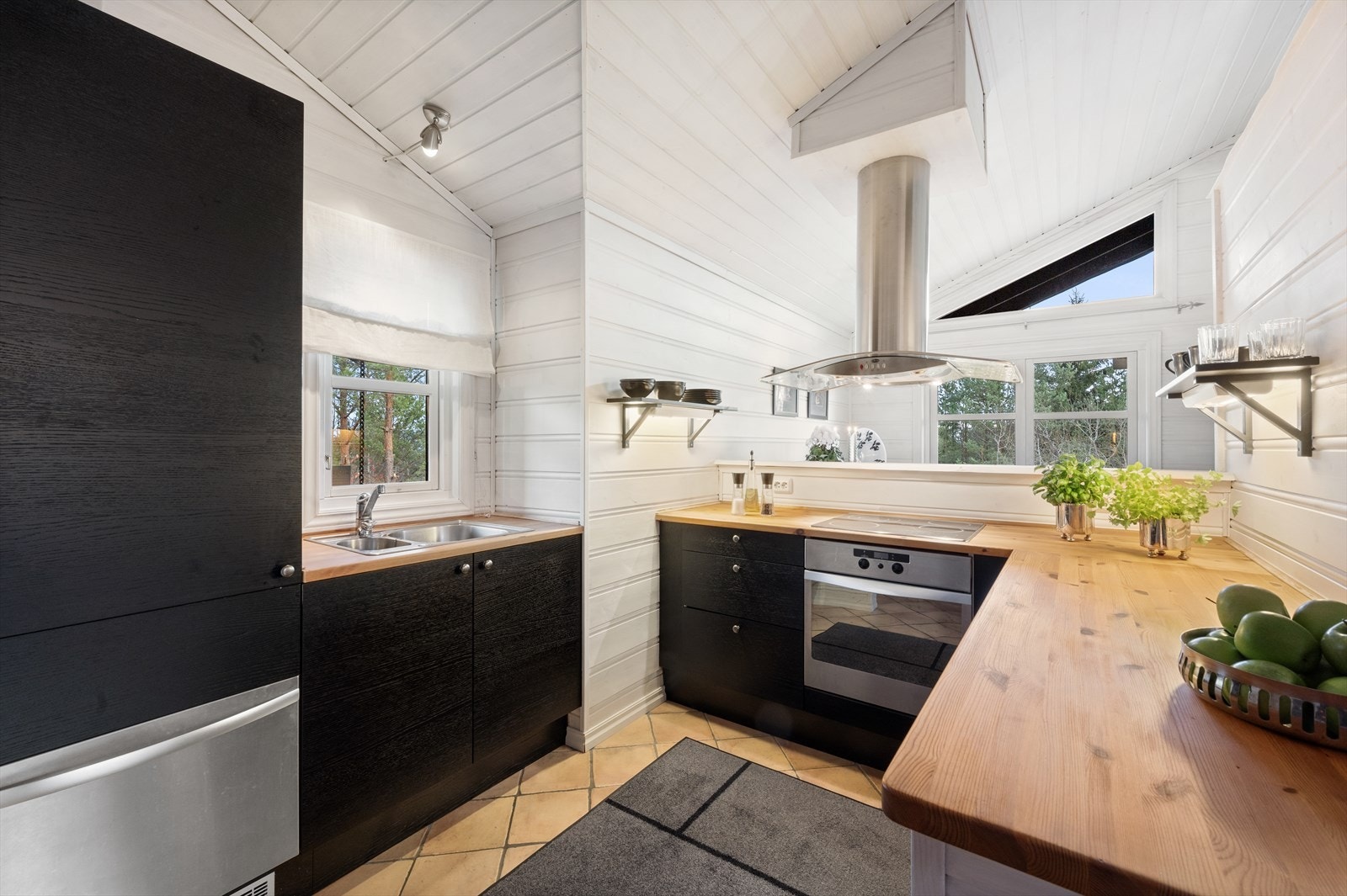 Praktisk kjøkken med god arbeidssone, og godt med benkeplass. Galleribilde