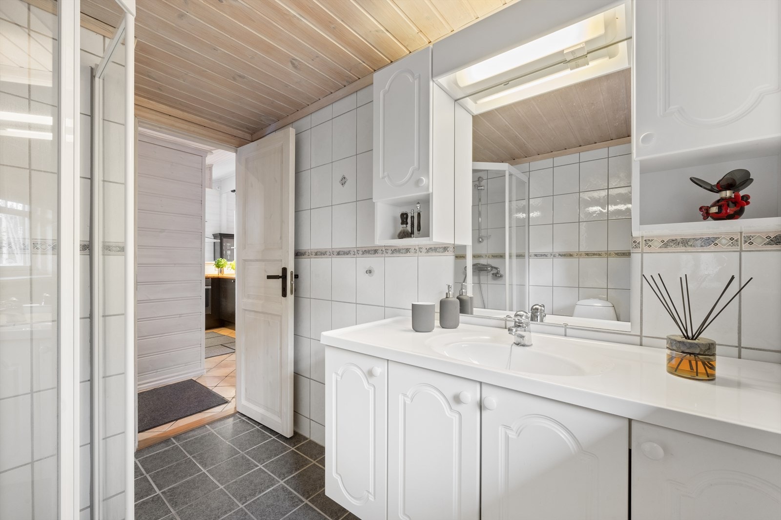 Badet har romslig baderomsinnredning med profilerte fronter. Galleribilde