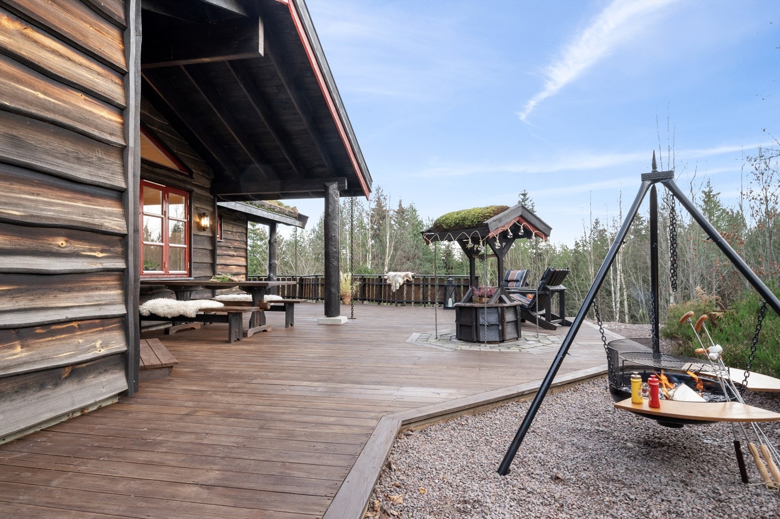 Hytta har stor markterrasse som går rundt nesten hele hytta med god plass til å følge solen utover dagen. Galleribilde