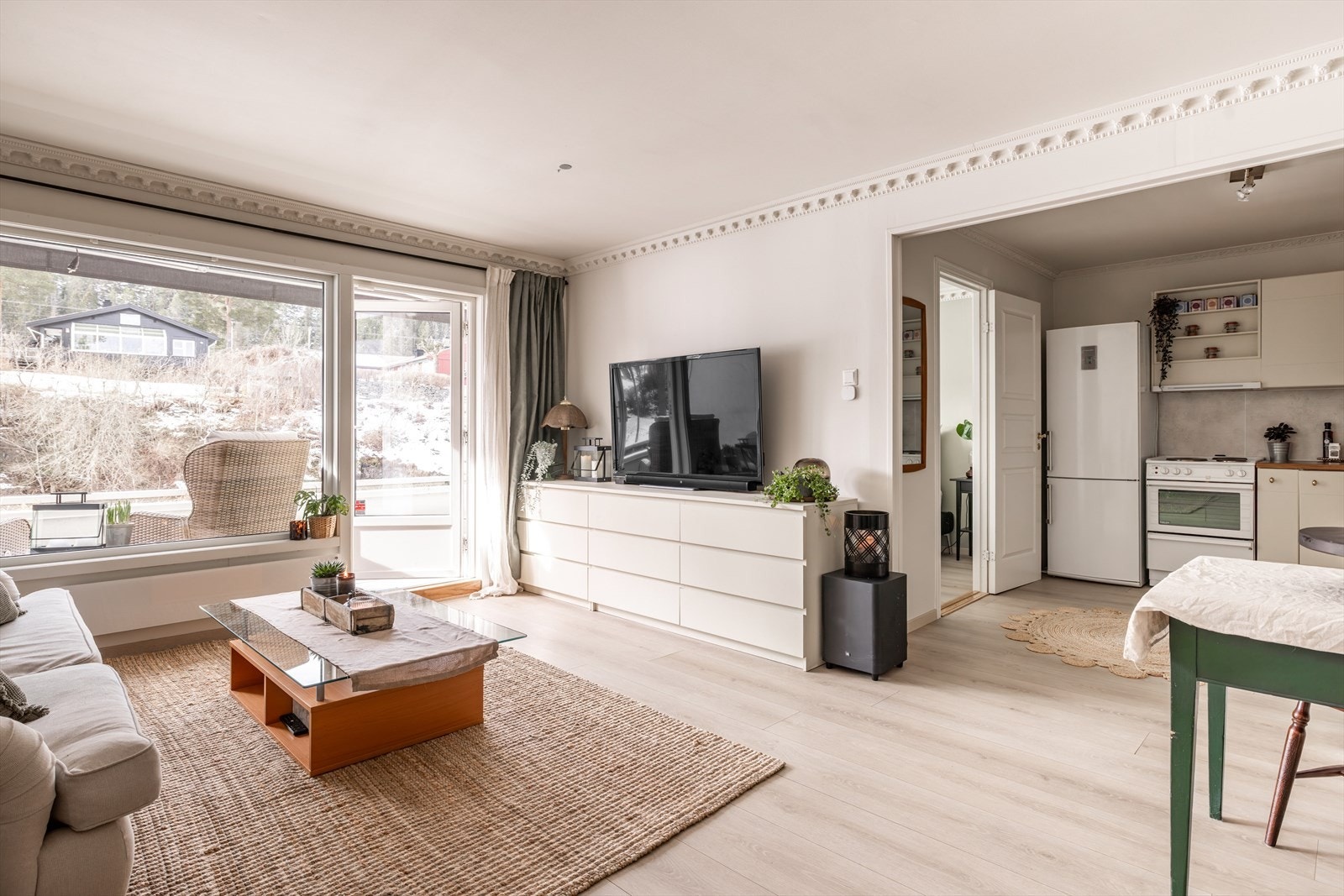 Den åpne løsningen mot kjøkken og spisestue gir en sosial og praktisk romfølelse med plass til både sofa og spisebord. Galleribilde