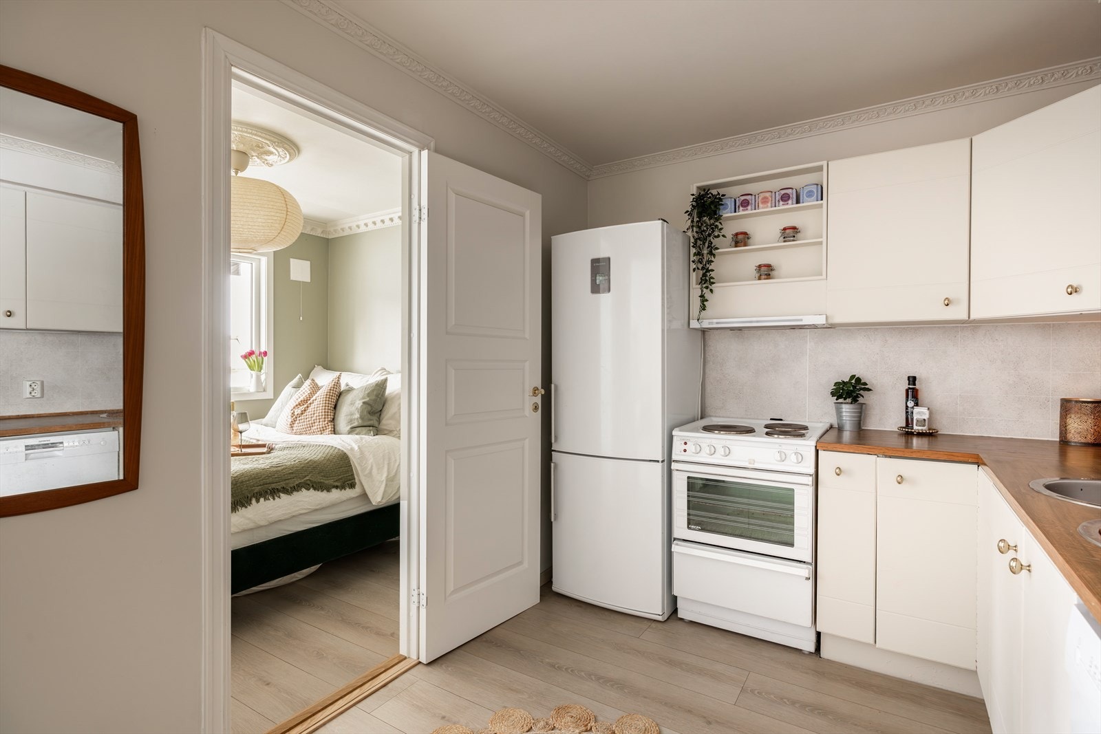 Det er installert aquastopp/waterguard for ekstra sikkerhet mot vannlekkasje. Rørene til kjøkkenet ble byttet til rør-i-rør system i forbindelse med renoveringen av badet i 2023. Galleribilde