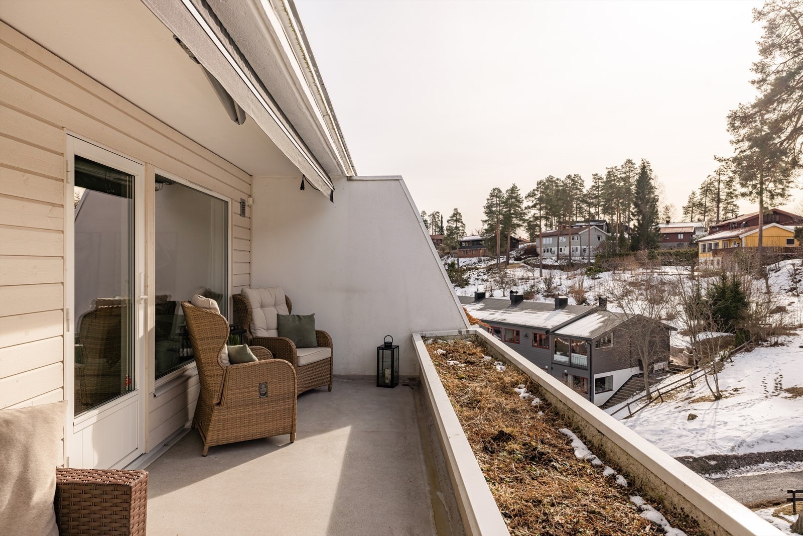 Det er plass til både sofagruppe i den ene enden av terrassen og solstoler i andre enden, samt grill. Det er mange muligheter til å plante både blomster og planter i bedet. Galleribilde