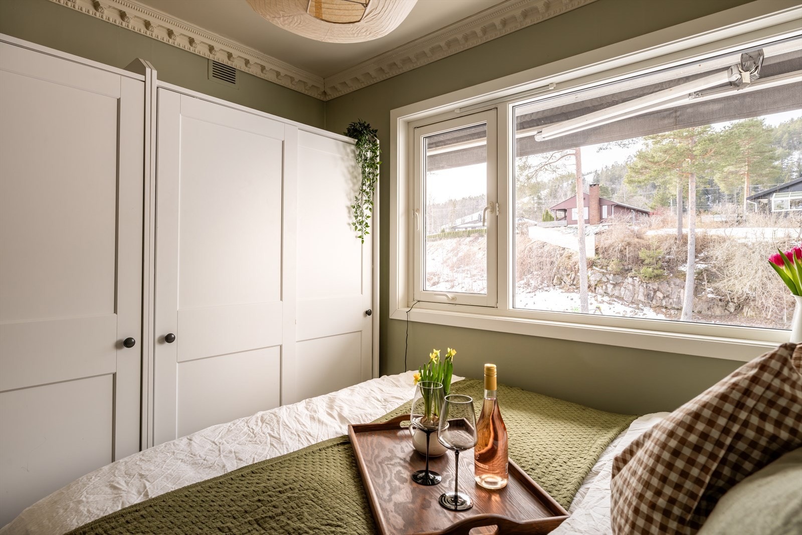 Det er praktisk oppbevaring med garderobeskap med skyvedører. Garderobeskapene medfølger ved salg. Galleribilde