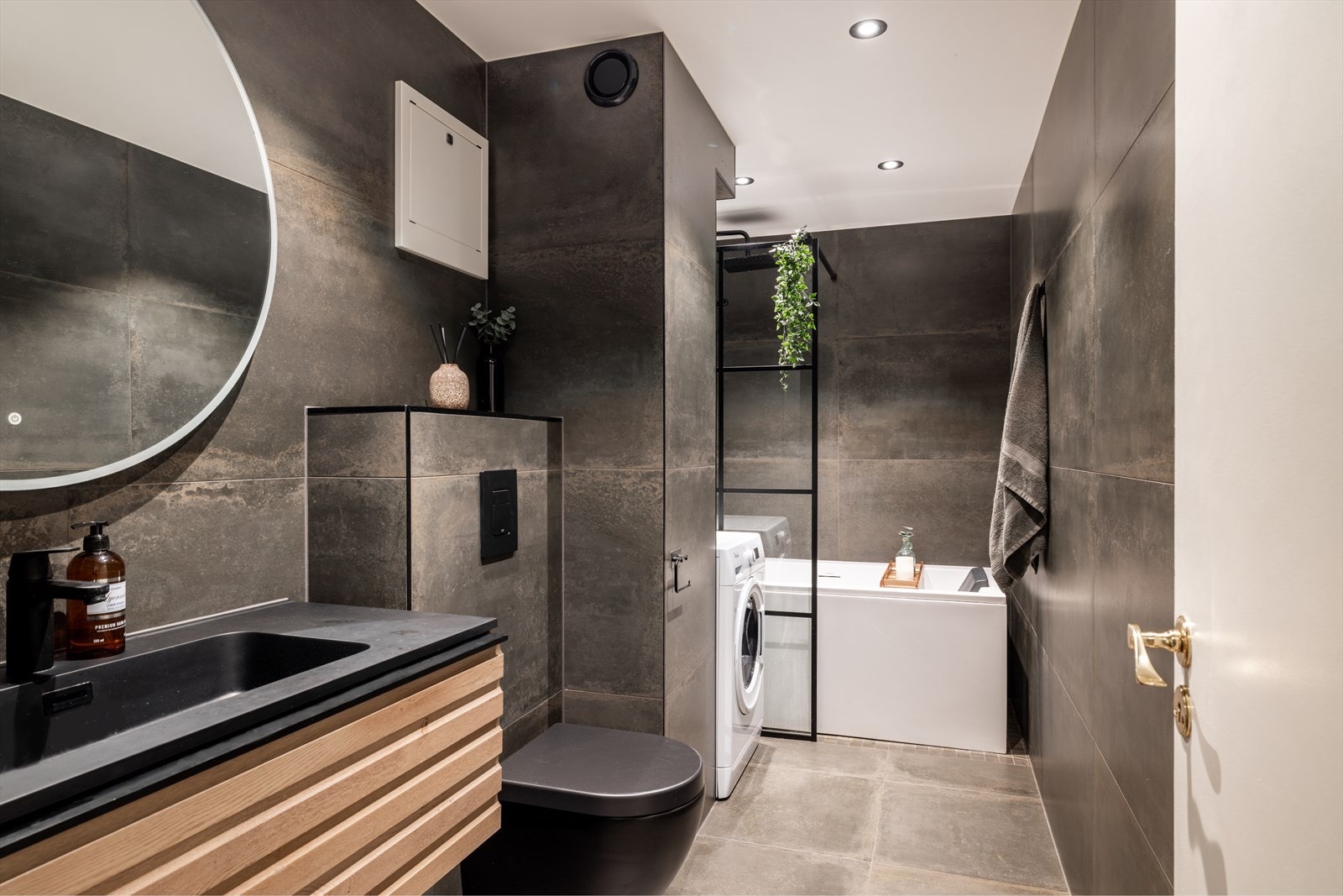 Leiligheten har et stilfullt og totalrenovert bad fra 2023. Det er nyere gulv og overflater i hele leiligheten, og det er ingen TG2 eller TG3. Galleribilde