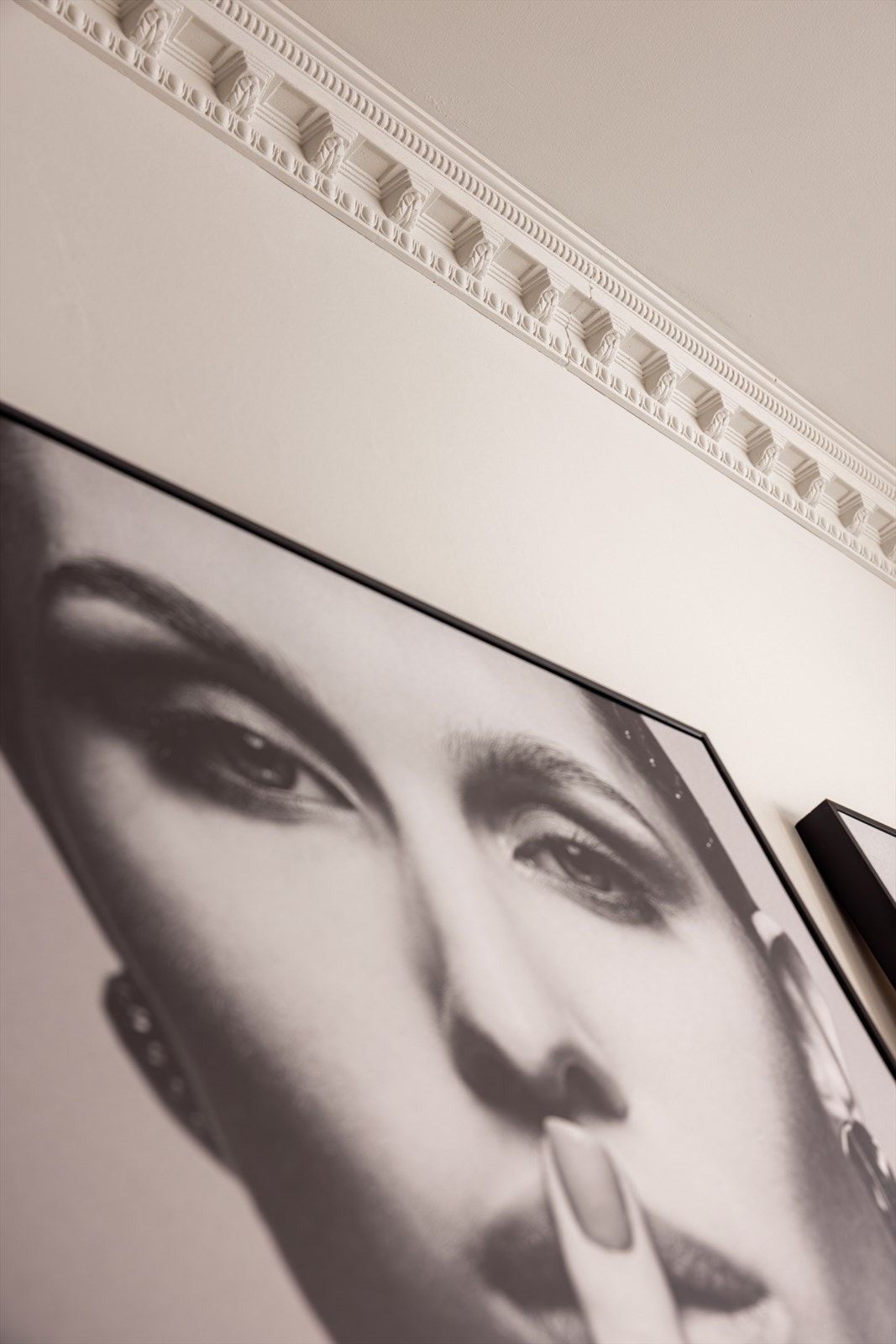 Stukkatur langs taklistene tilfører sjarm og særpreg. Galleribilde