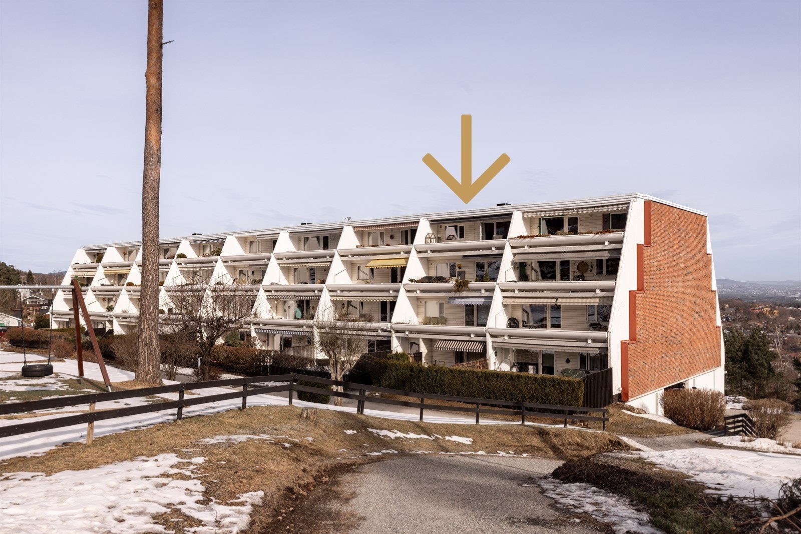 Leiligheten ligger i byggets toppetasje. For den turglade finnes det utallige stier og naturopplevelser rett utenfor døren. Galleribilde