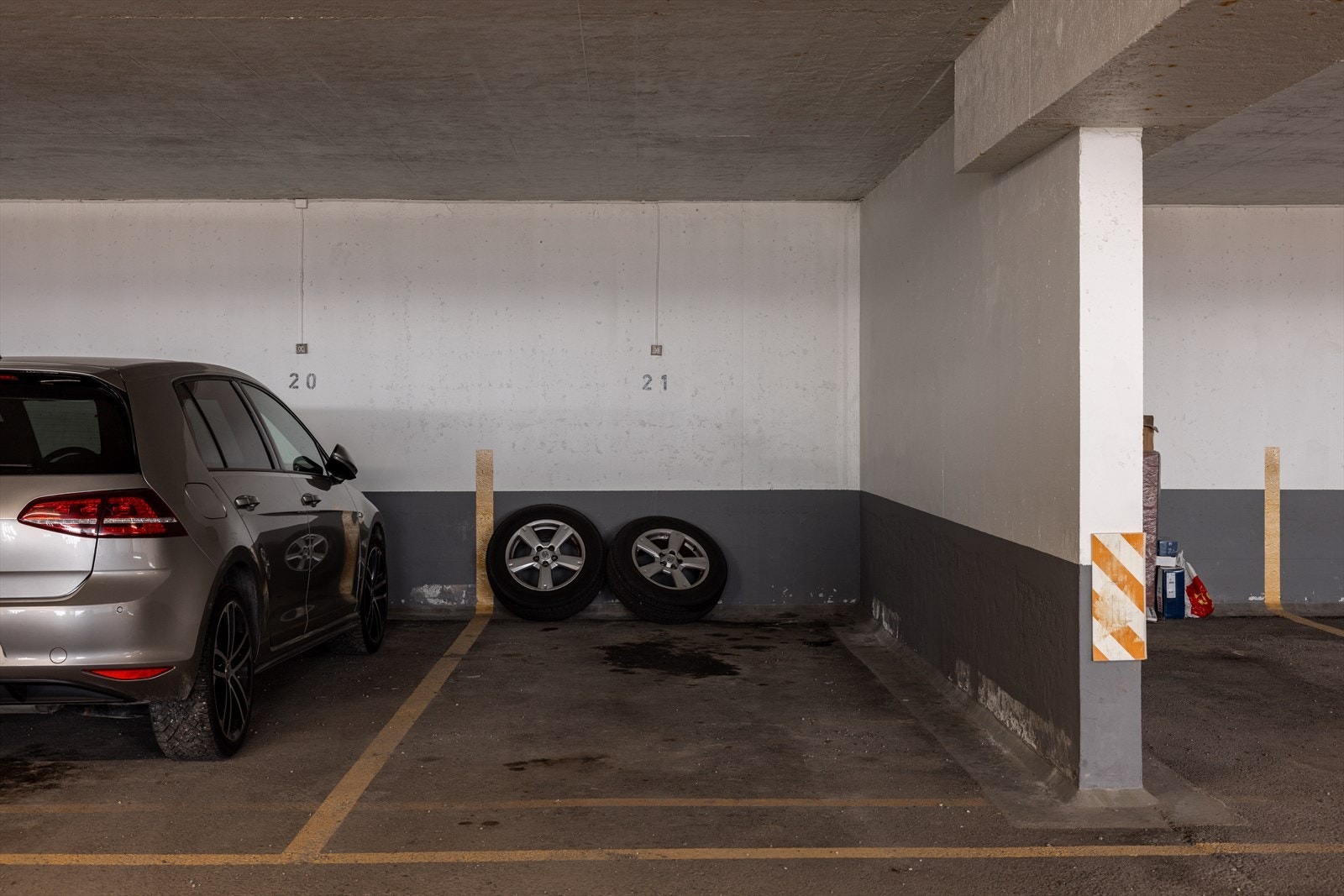 Boligen disponerer én biloppstillingsplass i felles garasjeanlegg. Det er mulighet for å leie ekstra parkeringsplass for ca. 400,- pr. mnd., med eller uten ladestasjon. Strømforbruk faktureres separat. Galleribilde