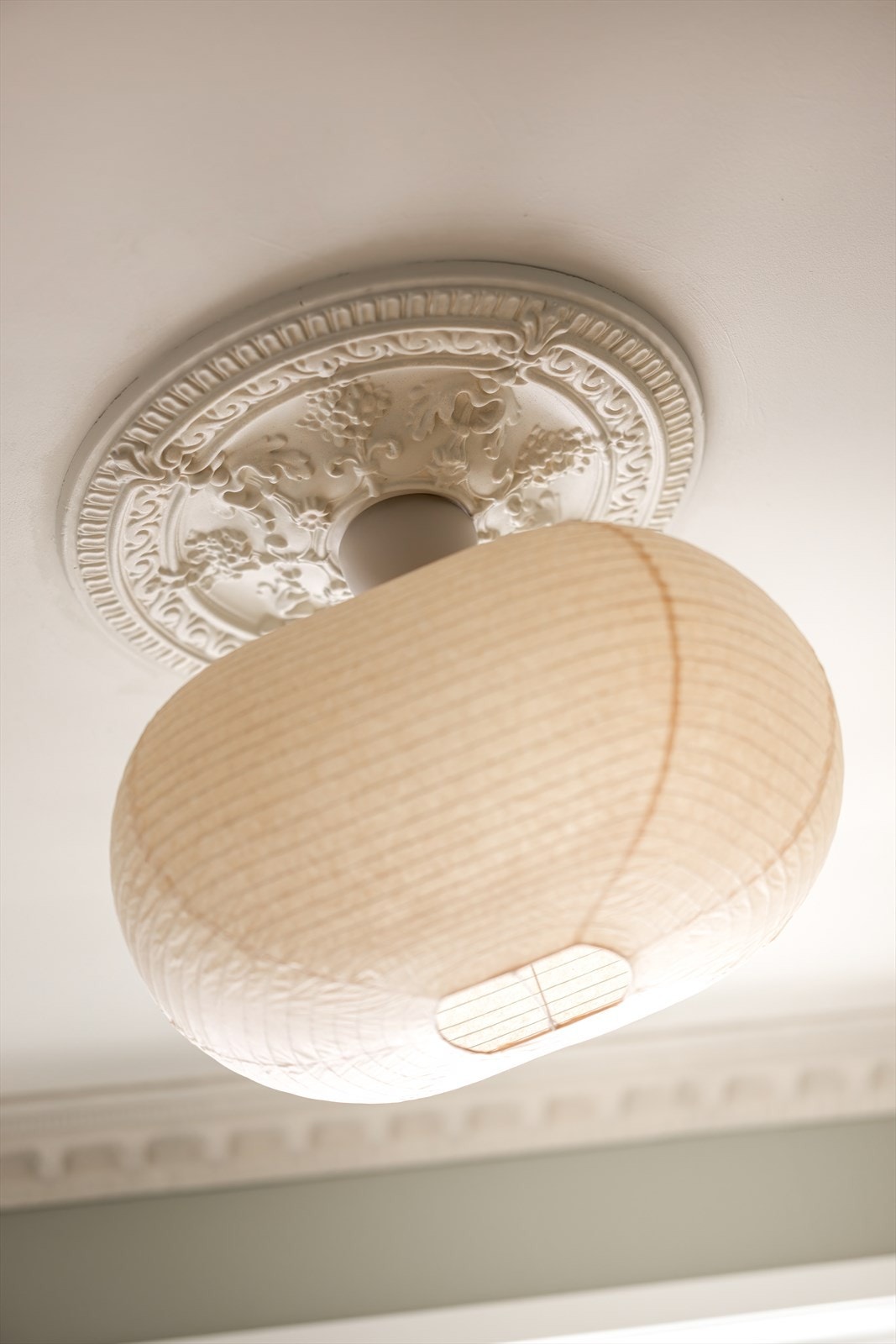 Den dekorative rosetten i himlingen gir et klassisk preg som løfter inntrykket av rommet. Galleribilde