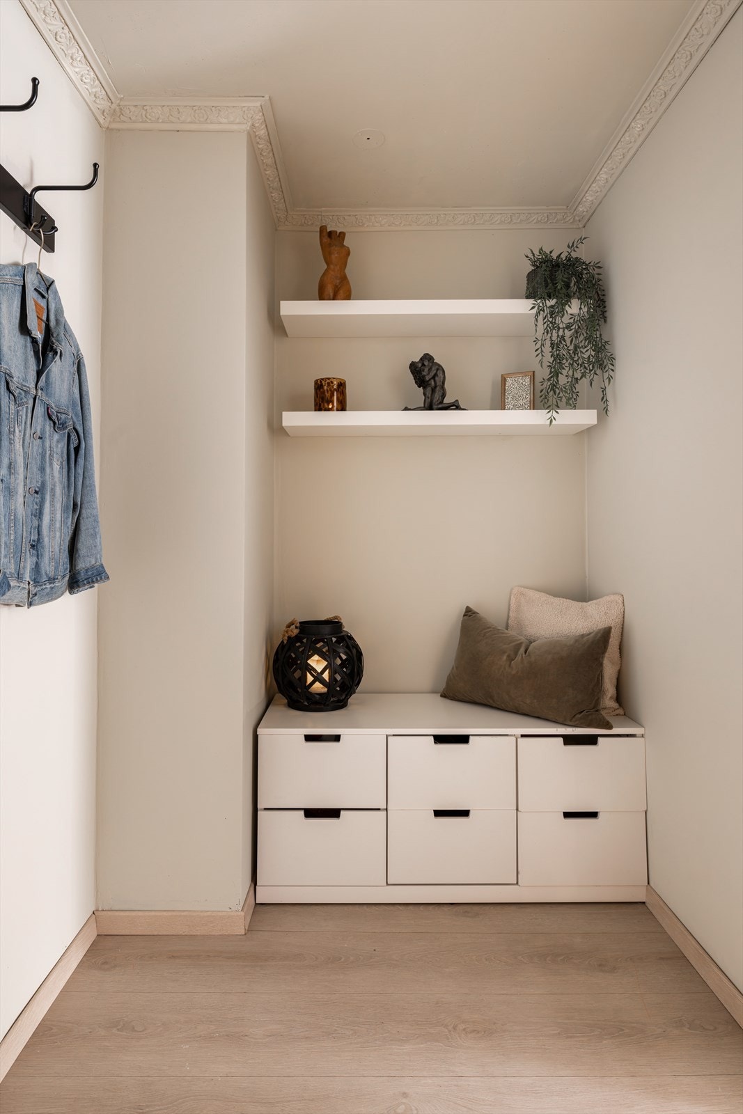 Leiligheten har en lys og romslig entré med god plass til oppbevaring. I nisjen er det rom for en benk eller skohylle, og på veggen kan jakker henges opp på knaggene. Galleribilde