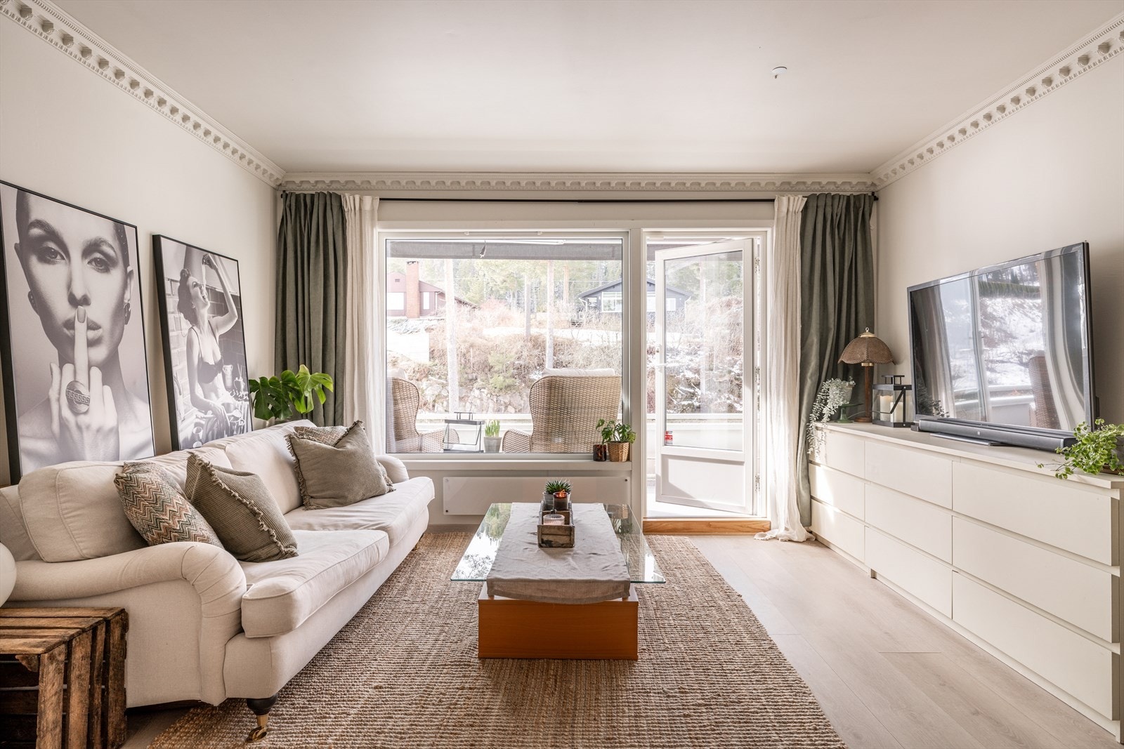 Stuen har en lys og luftig atmosfære med store vindusflater som slipper inn rikelig med naturlig lys. Galleribilde