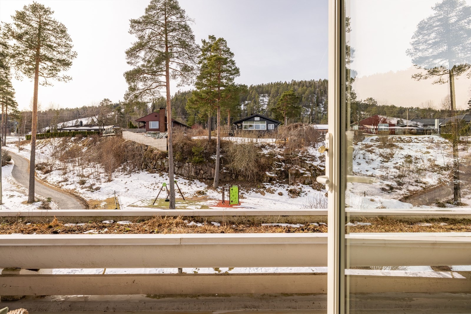 I og med at leiligheten ligger helt øverst på feltet, er det rolig og du hører fuglekvitter fra omkringliggende natur. Galleribilde