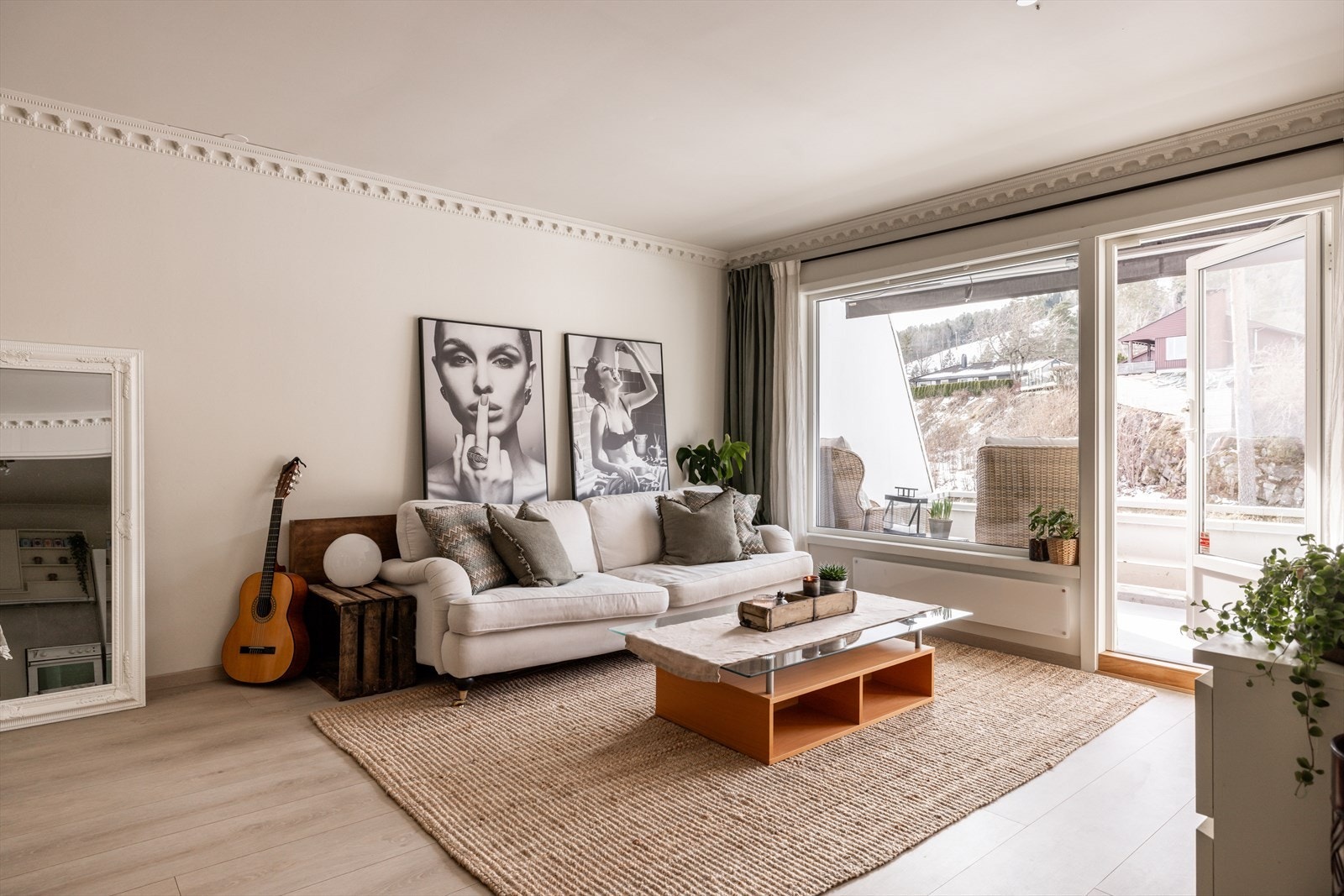 Velkommen til Østhellinga 24, presentert av Nordvik Asker. Sjarmerende toppleilighet med elegant bad fra 2023 og skjermet vestvendt terrasse. Galleribilde