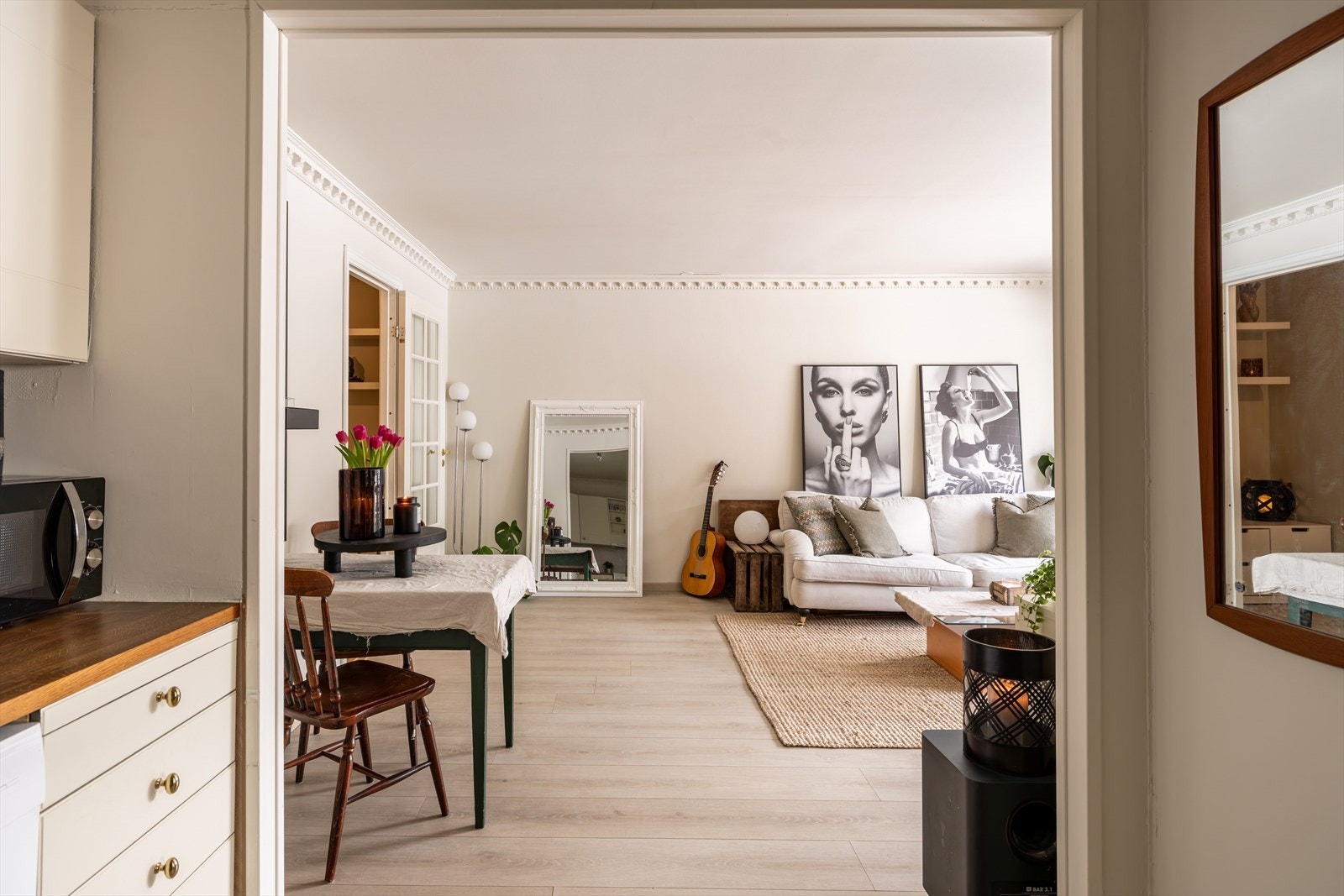 Leiligheten har likt 1-stavs laminatgulv i hele leiligheten, noe som skaper et godt helhetsinntrykk. Galleribilde