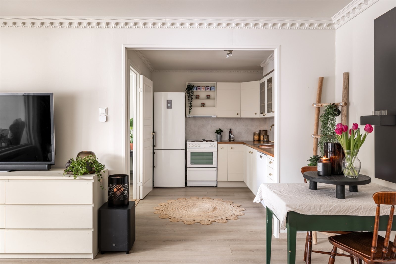 Ved spisebordet er det en vegghengt biopeis som bidrar til lun og god stemning ut over kvelden. Denne følger med salget. Galleribilde