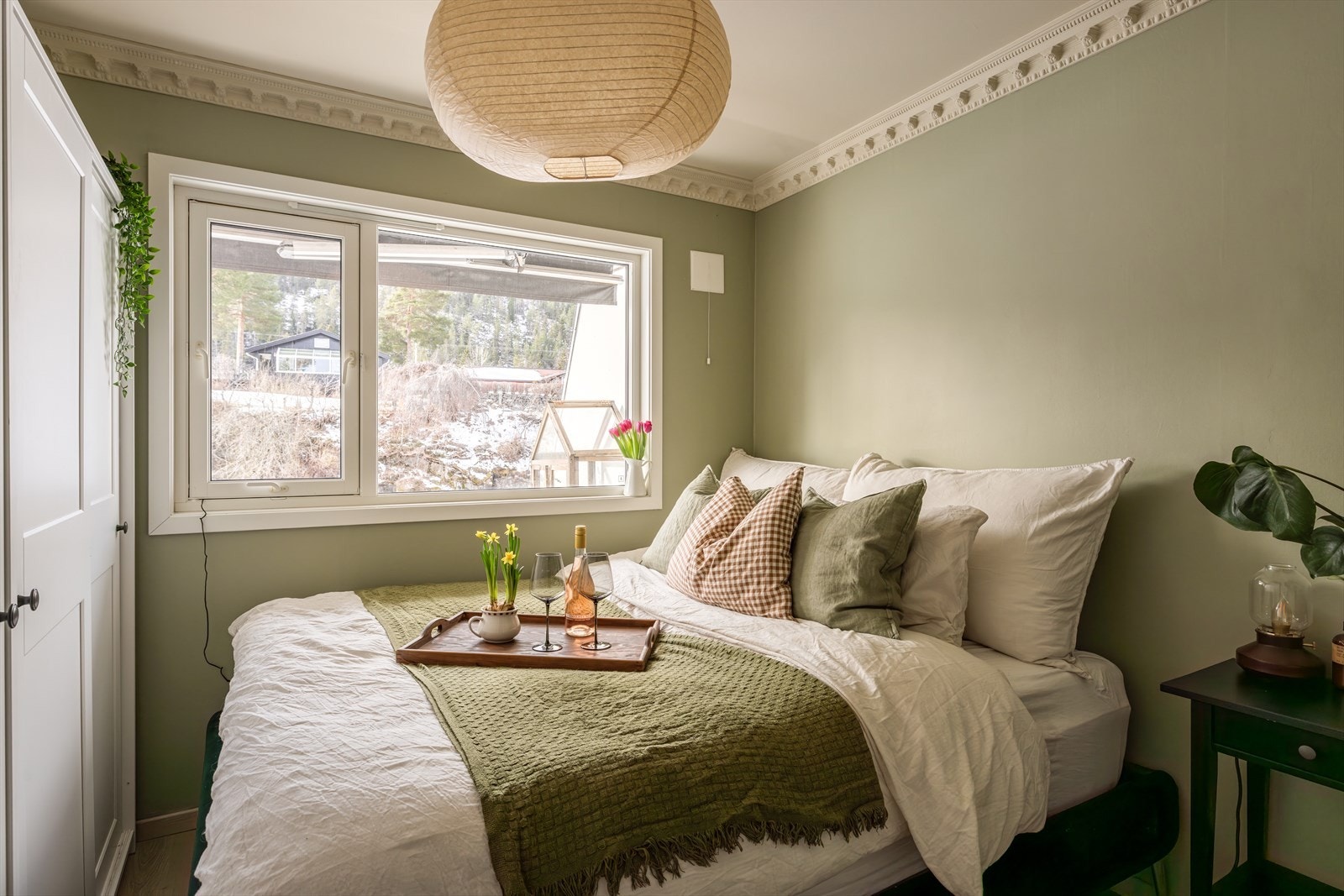 Soverommet er malt i en delikat grønntone som skaper en rolig og avslappende atmosfære. Rommet har plass til dobbeltseng, og selger har en seng på 160cm bredde. Galleribilde