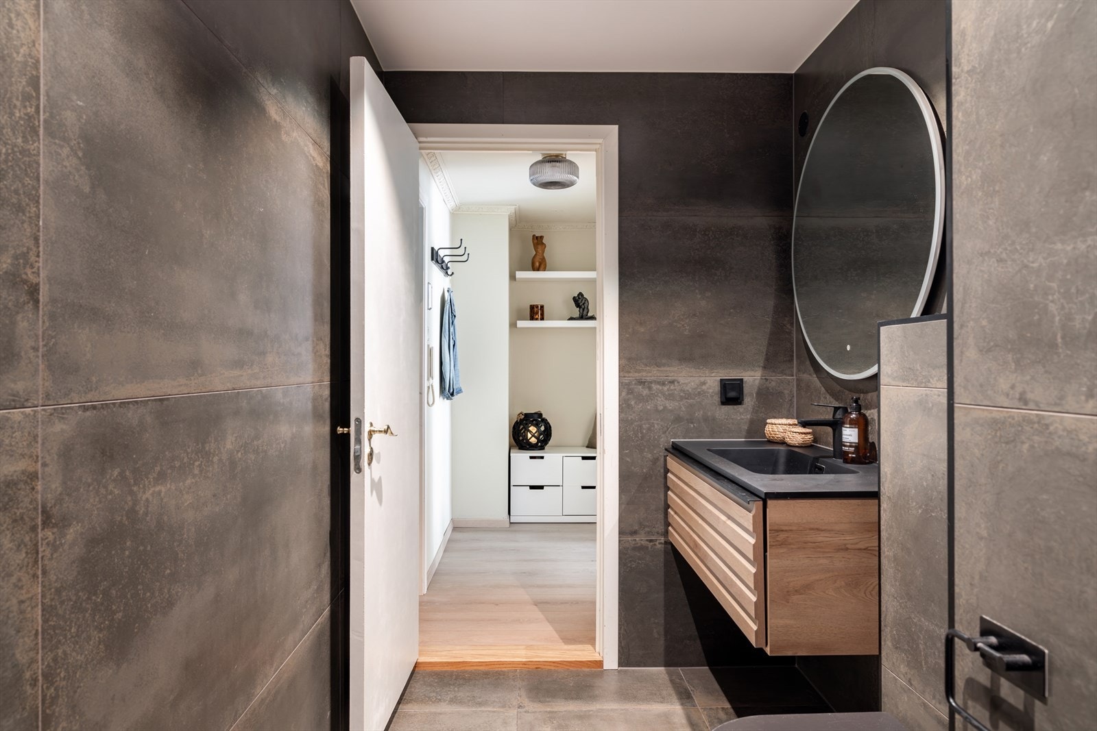 I himlingen er det downlights som kan dimmes. På veggen over servantskapet er det et speil med LED-lys og touch-sensor. Sorte detaljer fullfører det moderne uttrykket. Galleribilde