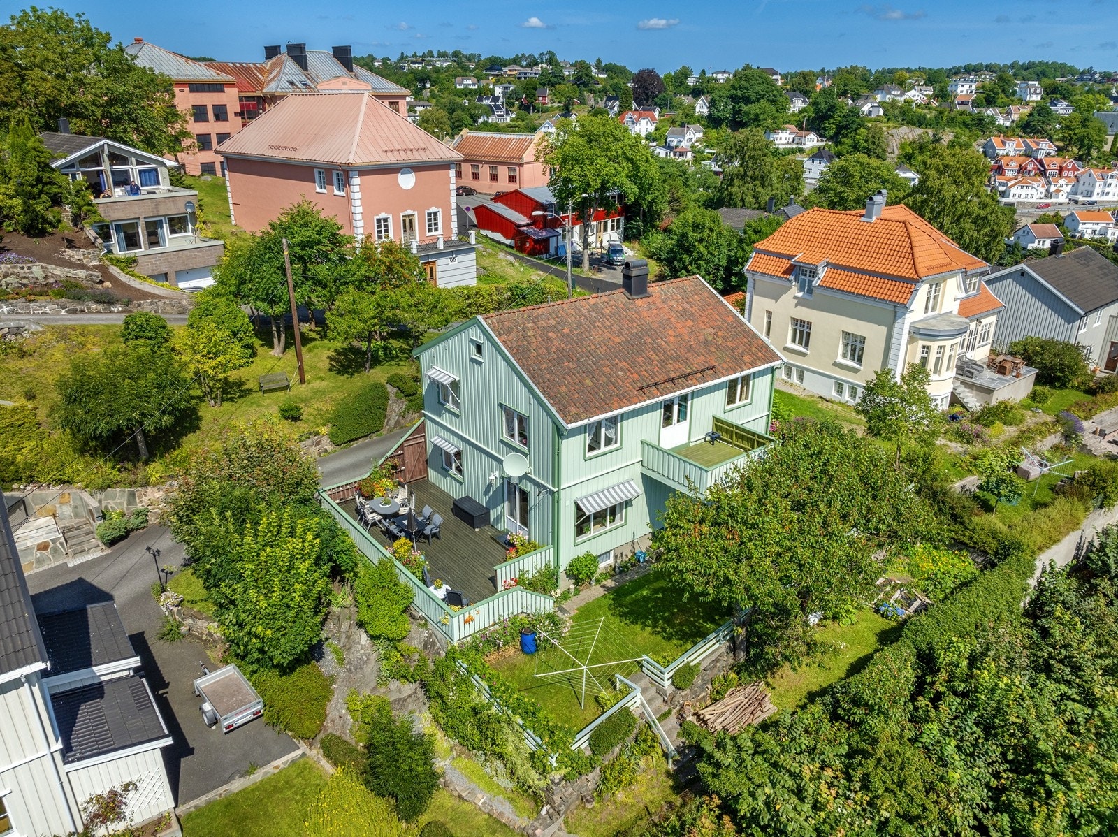 Eiendommen ligger i blindvei uten gjennomgangstrafikk i område med villabebyggelser Galleribilde