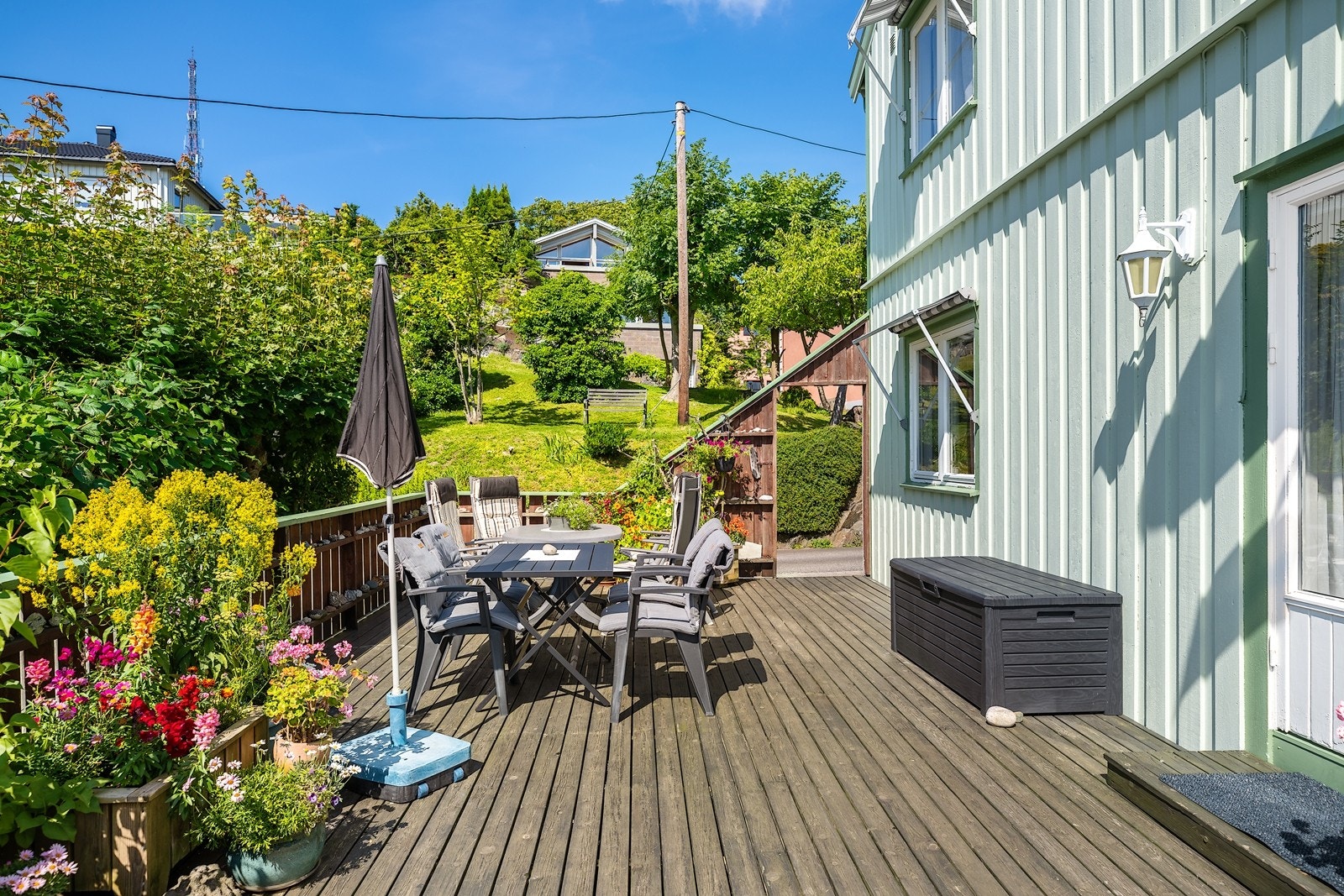 Terrasse omgitt av vakre beplantninger Galleribilde