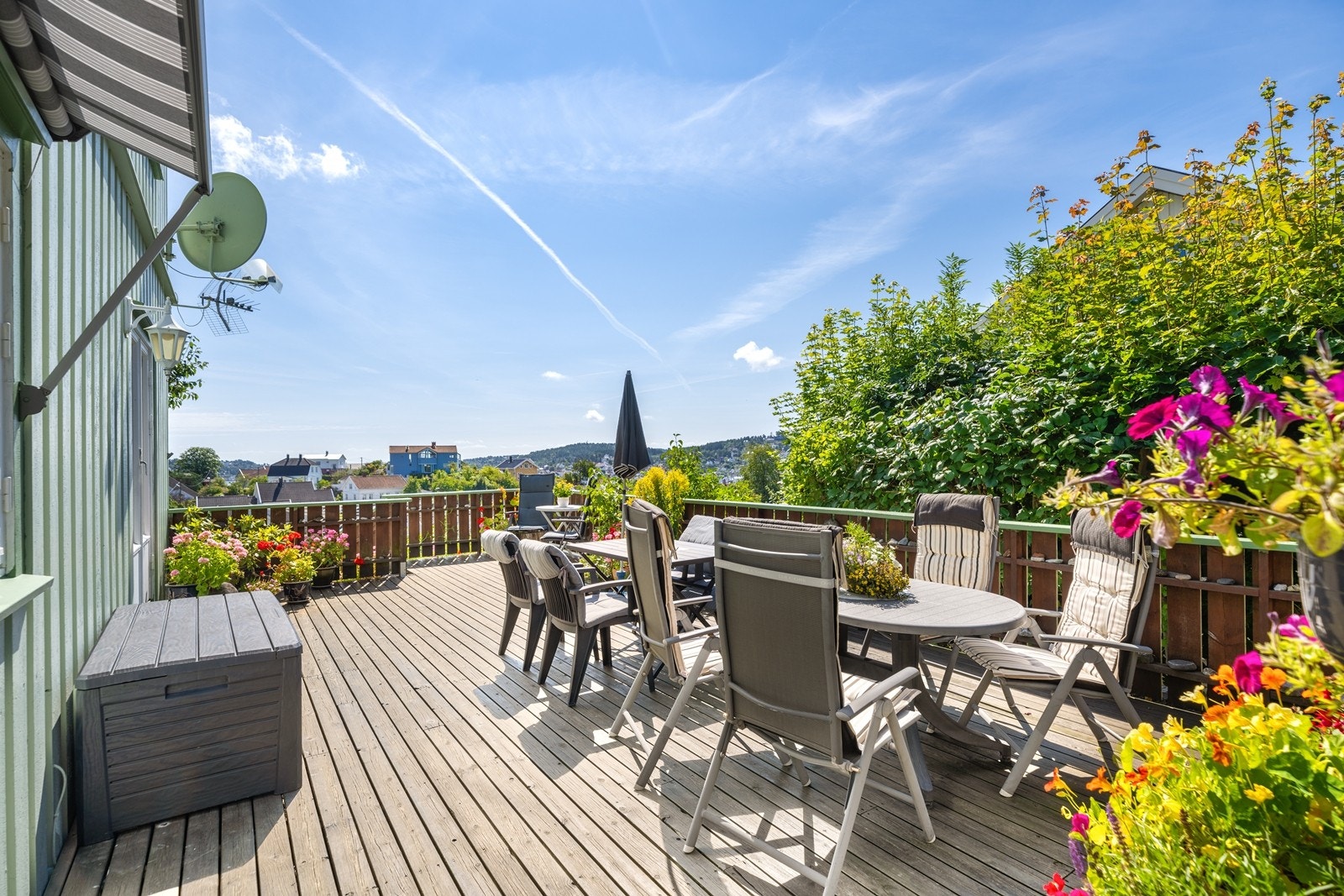 Stor solrik terrasse med fritt utsyn Galleribilde